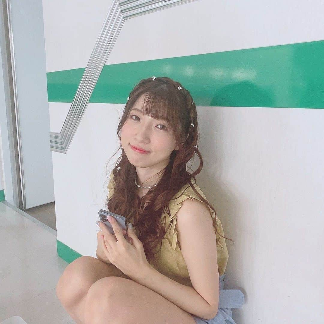 尾崎礼香のインスタグラム：「原ちゃんに撮ってもらった写真が盛れてた🥰  #他撮り #巻き髪 #ロングヘア #カラコン #サクラスモア #フォローミー #Japanesegirl  #thanku #stageactress #selfie #followme #粉我 #模特 #萌  #좋아요 ##좋아요 #메이크 #셀카그램📷」