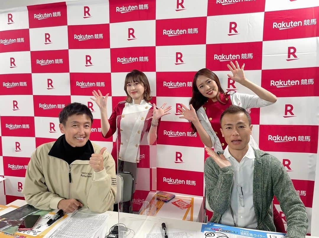 守永真彩のインスタグラム：「. . 楽天競馬ライブ‼️ 「ダートグレード競走予想チャンピオン大会✨」  昨夜は東京大賞典編をご覧いただきありがとうございました😊  初参戦の福原アナが、まさかの10万を超える払い戻し馬券炸裂で大逆転勝利🏆😳✨ 虎石さんもパドック解説冴え渡っておりました😊 まりなるさんはきっと後二日で取り返してくるはず！！！笑  東京大賞典が終わって...  「あぁ今年の競馬も終わった。また来年金杯からがんばろっ。」  と思ってる方‼️  大晦日まで競馬は続きますよー🏇✨ のんびりしながらぜひご覧ください✌️💕  本日も‼️ 15:20〜20:15 生放送です‼️  ゆるくないばんば「天国と地獄」年末SP✨✨✨ 年末くらい天国に行きたいーーー🥺💕  @rakutenkeiba」