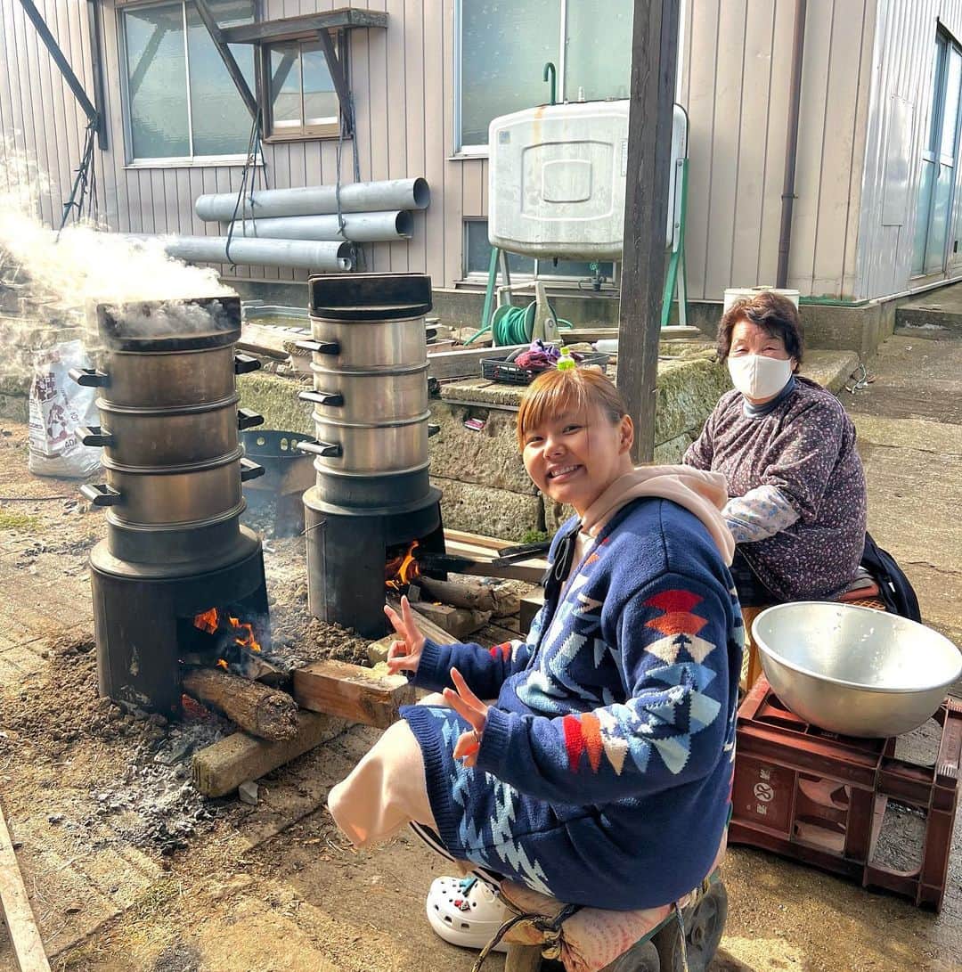 門倉凛のインスタグラム：「餅つきに来ましたー🥹✨  こんなに沢山の人と 餅つきしながらお話できるのが 楽しくて仕方ない( ´꒳` )💓  良い年越しができそうです🥰✨  T-HEARTS 堀田祐美子選手とも 御一緒させていただけて 本当に嬉しいです🙇‍♂️✨  ありがとうございます！！！！  #家族 #年越し前」