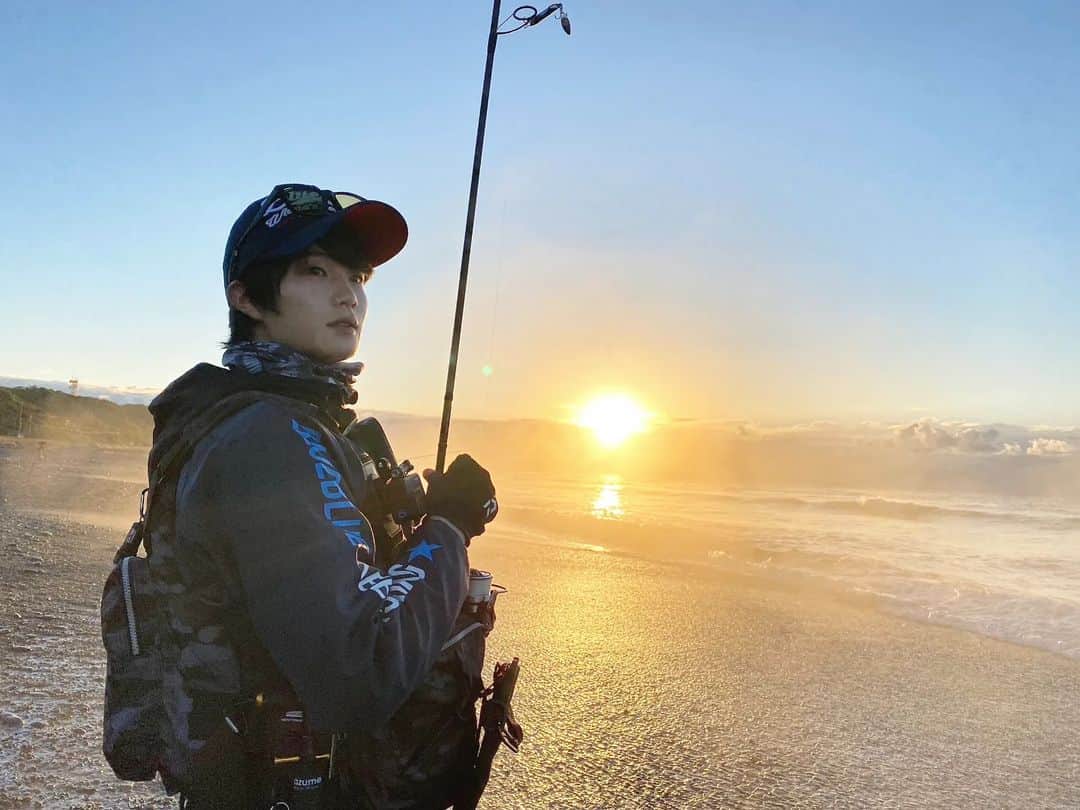 外山将平のインスタグラム：「本年は釣りを通して沢山の事を経験させて頂きました。出逢いに感謝しかありません。　　　　　　　  結果が出ずまだまだ悔しい日々ですが､ 2023年も変わらず精進致しますので､引き続き宜しくお願い致します🙇‍♂🐟　　　　　　　　　　　　　　  皆様良いお年を🙋　　　　　　　　　　　　　　　　　　　　　　　　　　　　 　　　　　　　　　　　　　　　　　 　　　　　　　　　　　　　　　　　　 #BlueBlue #アングラーズマイスター　　　　　　　　　　　　　　　　　 #2022　　　　　　　　　　　　　　　 #TOKYO　　　　　　　　　　　　　　　　　　 #vlog　　　　　　　 　　　　　　　　　　　　　　　　　　　 　　　　　　　　　　　　　　　　　　　　　　　　　 　　　　　　　　　　　　　　　　　　　　　  ◆釣りにかかわらず､出たゴミは持ち帰りましょう！ 一人一人の意識で自然は守れます。 釣り場､自然を大切に😊　　　　　　　　　　　　　　　　  ◆キャスト時は必ず後方確認をして ルアーや針が歩行者､同行者に当たらないようにしましょう。　　　　 　　　　　　　　　　　　　　　　　　　　　　　　　　　　　　 ◆釣り際はライフジャケット着用をお願い致します。　　　　　　　 命を守りましょう！　　　　　　　　　　　　 　　　　　　　　　　　　　　　　　　  ◆アングラーズ↓🎣 将平(syohei) https://anglers.jp/users/530231 こちらもチェックお願い致します😊　　　　　　　  ◆Twitter↓ https://mobile.twitter.com/syohei_1108 こちらもフォロー宜しくお願い致します！🙇‍♂　　　　　 　　　　　　　　　　　　　　　　　　　　　　　　　 ◆YouTube⇩(始めました！チャンネル登録お願いします😊) https://youtube.com/channel/UC07x3DbJCNv_gAFvAjaWQMQ 　　　　　　　　　　　　　　　　　　　　 　　　　　　　　　　　　　　　　　　　　　　　 　　　　　 　　　　　　　　　　　　　　　　　　　　 　　　　　　　　　　　　　　　　　　　　　　　　　　　　 #今日の外山 #俳優 #外山将平 #fashion #釣り好きな人と繋がりたい #釣りスタグラム #シーバス #東京湾奥 #釣りの成長記録 #釣りで人生を豊かに  #fishing #lurefishing #lure #bass #catchandrelease #fish #fishinglife #bigfish #lunker #angling #instafish #saltlife #bassfishing #seabass #アングラーズフォトコン2022」