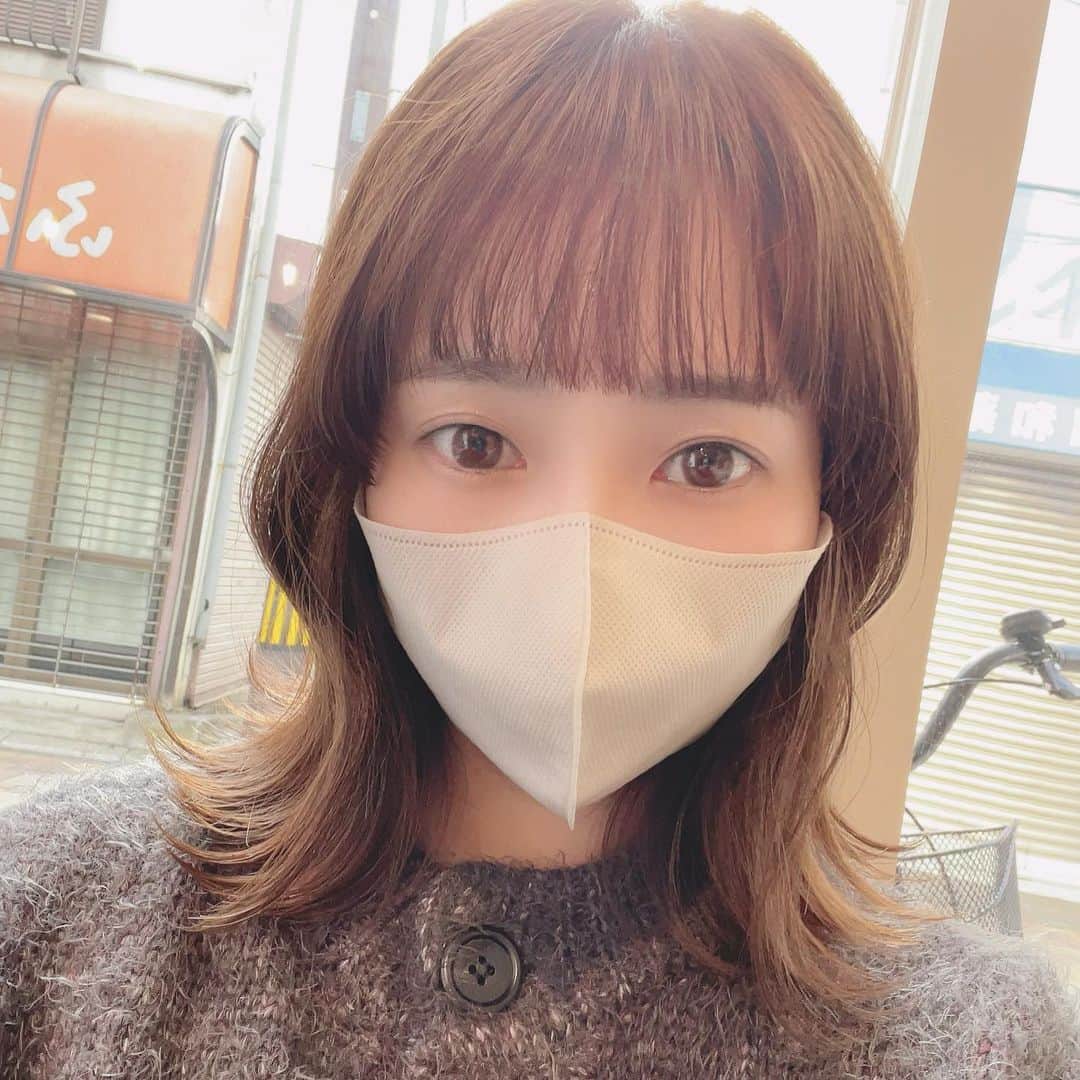 のインスタグラム：「2022年美容院納め💇🏼‍♀️  最近美容院行くと必ず最後韓国風の巻き方にされる、笑 似合わない😂😂 でもこれするとお母さんにそっくりww  #美容院 #ヘアアレンジ #韓国ヘア #韓国ボブ #hairstyle #ボブヘアアレンジ #ボブヘア」