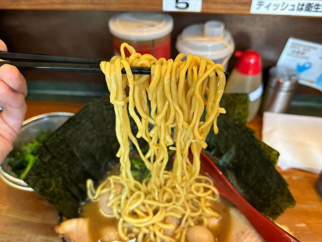 rasuさんのインスタグラム写真 - (rasuInstagram)「末廣家  末廣家さん最終営業日に年内ラーメン食べ納め！ 今年1番通った大好きなお店で食べ納めができて幸せ 2022年に悔いはない！！！🤤🤤🤤  #末廣家 #家系ラーメン #家系 #ラーメン #超超うまい」12月30日 13時58分 - rashu_eat