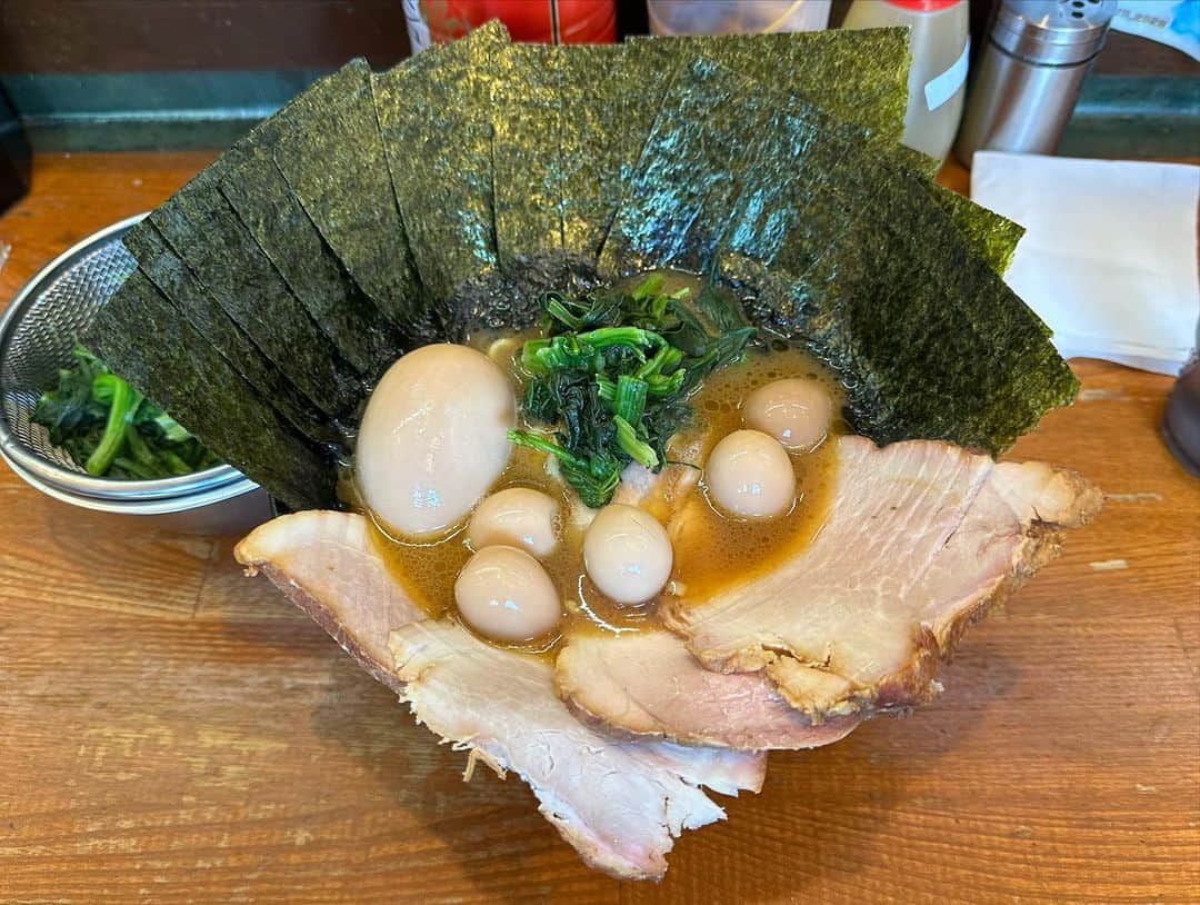 rasuさんのインスタグラム写真 - (rasuInstagram)「末廣家  末廣家さん最終営業日に年内ラーメン食べ納め！ 今年1番通った大好きなお店で食べ納めができて幸せ 2022年に悔いはない！！！🤤🤤🤤  #末廣家 #家系ラーメン #家系 #ラーメン #超超うまい」12月30日 13時58分 - rashu_eat