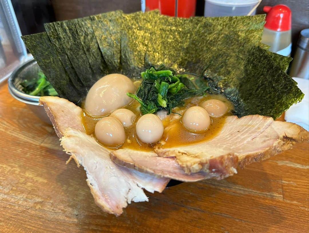 rasuさんのインスタグラム写真 - (rasuInstagram)「末廣家  末廣家さん最終営業日に年内ラーメン食べ納め！ 今年1番通った大好きなお店で食べ納めができて幸せ 2022年に悔いはない！！！🤤🤤🤤  #末廣家 #家系ラーメン #家系 #ラーメン #超超うまい」12月30日 13時58分 - rashu_eat