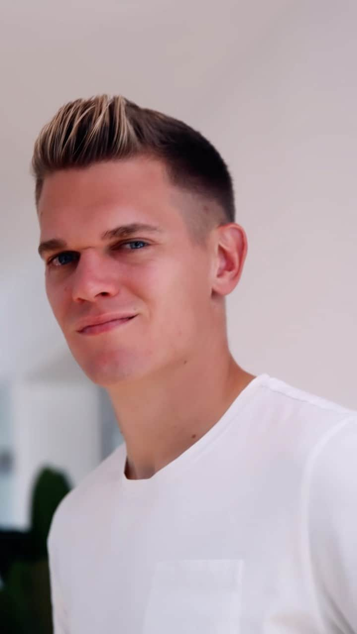 マティアス・ギンターのインスタグラム：「Butterbrot ist nicht so meins - sorry @chrissy_ginter 😇 🤍 Noch immer könnt ihr die Matthias-Ginter-Müslis kaufen und dabei Gutes für die @matthiasginterstiftung tun. Entweder online direkt bei MyMüsli oder im SC Freiburg Onlineshop. #mymüsli」