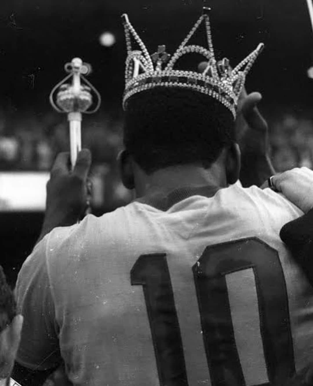 マルコス・アオアス・コレアのインスタグラム：「O Rei é eterno, simplesmente OBRIGADO…  O futebol e o mundo serão sempre agradecidos por seu legado! #RIP #TheKing 💚💛😢」