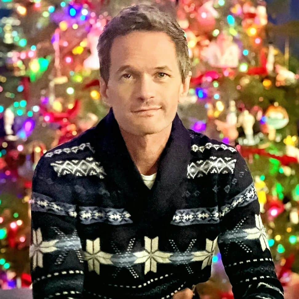 ニール・パトリック・ハリスのインスタグラム：「Happy Almost 2023! ❤️💚 #neilpatrickharris #nph #tagsforlikes #actor #lovehim #handsome #myedit #awesome #legendary @nph 🙂」