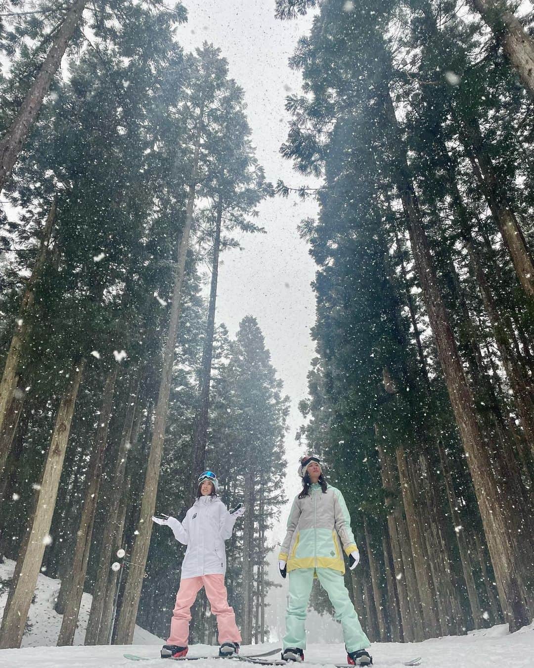 佐山彩香のインスタグラム：「- 神立スノーリゾート @insta.kandatsu の PVに出演させて頂きました❄️  豪雪の中、 前日に尾てい骨骨折してる中、 撮影がんばりました🥹😭🤣  @insta.kandatsu はホスピタリティ最高🔥 休憩所の女性専用パウダールームには ダイソンのドライヤー完備で、女子に優しい🥹💞 レンタルボードもすべてBURTONの 立ったまま履けるSTEP ON✔︎ レンタルボードとかウェアって大体 イケてないのが多いから恥ずかしいんだけど、 ここならレンタルでもカッコいいって嬉しいね✌️✨  そして冷えた身体を温めてくれる温泉付きー🥹🔥  東京からも行きやすいです☃️ スノボ女子旅におすすめ❄️  #神立スノーリゾート  #スノーボード #スノボ #burton #roxysnow」