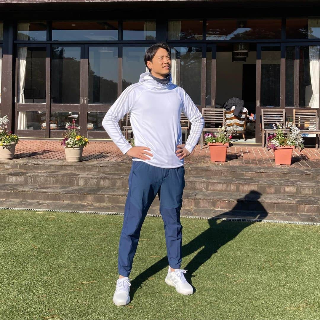 黒崎貴之のインスタグラム：「なんと‼️なんと‼️‼️ ⁡ ゴルフウェアの衣装提供をして頂きました🏌️‍♂️⛳️ adidasgolfさんありがとうございます😊✨ ウェアの着心地抜群！！ シューズの履き心地最強！！ これでスコアも10は縮まりそうです😂 ⁡ 『My Golf Style 〜プロゴルファー高橋彩華の挑戦〜』 きょう23:40〜放送！ ぜひご覧ください😍😍 ⁡ #PR #アディダスゴルフ #ずっとゴルフ #giftedbyadidas #adidasgolf #adidastokyo #golf #golflife #ゴルフ好きと繋がりたい #黒崎貴之」
