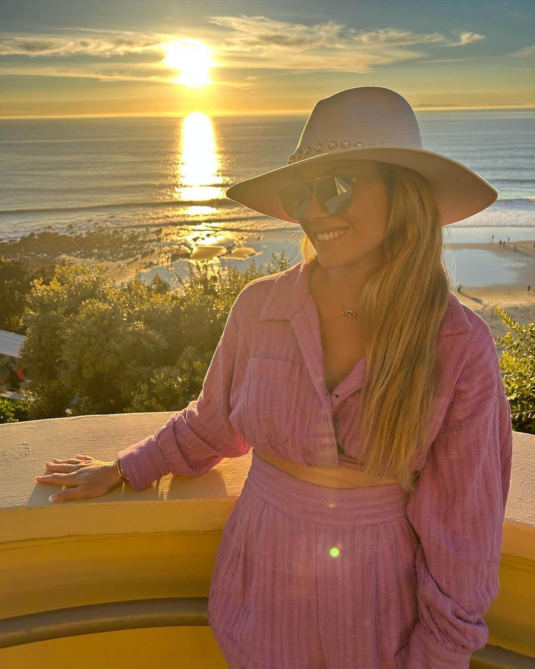 ダニエル・コリンズのインスタグラム：「Wore my favorite outfit so I had to post 🤣💁🏼‍♀️💜 I guess the view isn’t too shabby either 🌅」