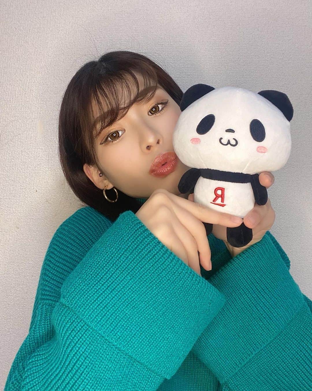 薬師寺美菜子のインスタグラム：「▷▶ . 楽天モバイル契約しました🐼✨ . 楽天モバイルはわざわざお店行かなくても Webでも簡単にすぐ出来たよ！！！！！ . その月に使った分で金額が変動するワンプランで たくさん使っても最大月2,980円(税込3,278円)なのは 毎月13,000円払ってた自分にとっては ほんとにありがたすぎる😭✨ ※公平なサービス提供のため通信速度の制御の場合あり。エリア外最大1Mbps。通話料等別。無制限は楽天回線エリアのみ . 楽天モバイルを契約していると 楽天ポイントも溜まりやすくなるし(SPU常時最大＋3倍) 携帯料金はポイントでも支払えるのもありがたい🥺✨ ※ダイヤモンド会員の場合 . . #楽天モバイル#pr」