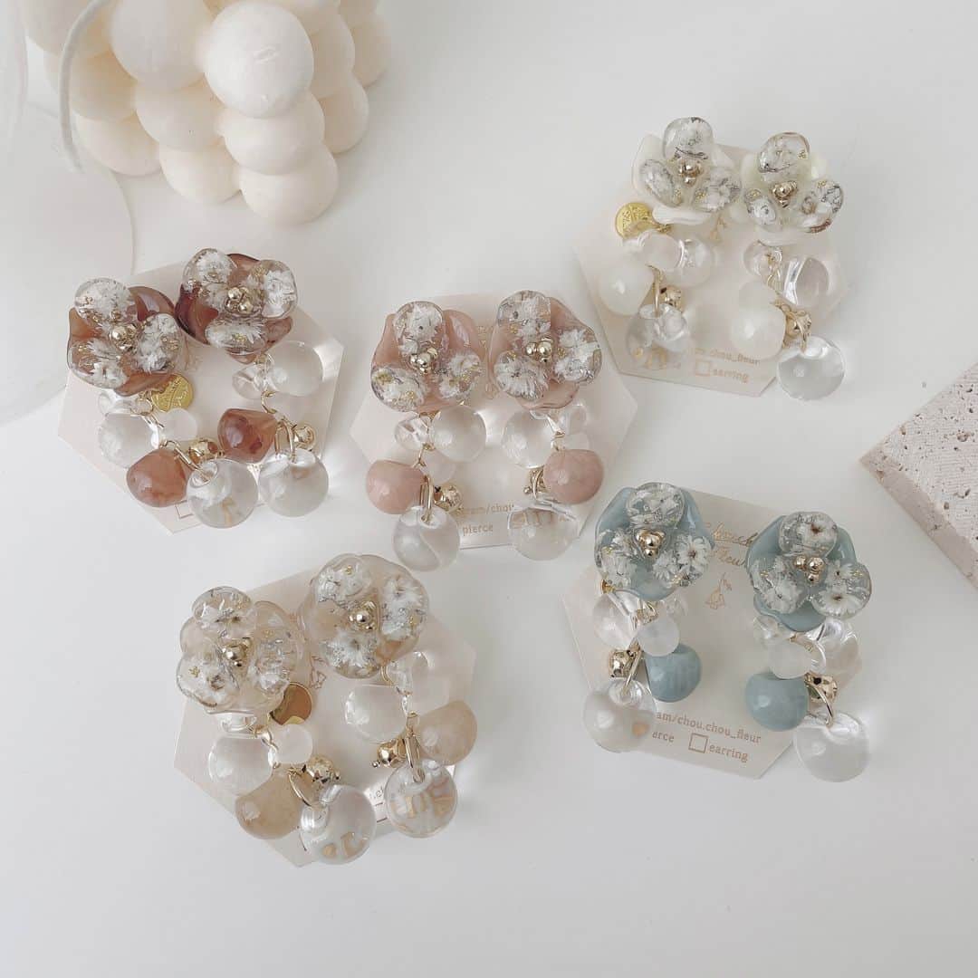 MERY ITEMのインスタグラム：「絶妙なカラーと透明感が可愛い主役級アクセ⭐⁣ 【recommend item】⁣ ＜chouchou fleur× MERY＞⁣ ⁣ “【chouchou fleur】bubble flower”⁣ ⁣ これからの季節にぴったりな、涼しげで透明感のあるピアス／イヤリング。⁣ 絶妙なカラーとここでしか見られないような特別なフォルムが魅力的🌼⁣ コーデの主役になるようなフラワーモチーフアクセをぜひgetしてくださいね♡⁣ ⁣ color：milk/strawberry latte/soda/chocolate latte/milk tea⁣ ￥3,630⁣ ⁣ 💡このアイテムが気に入った方は、 6枚目以降のオススメアイテムもあわせてチェックしてみてください♡」