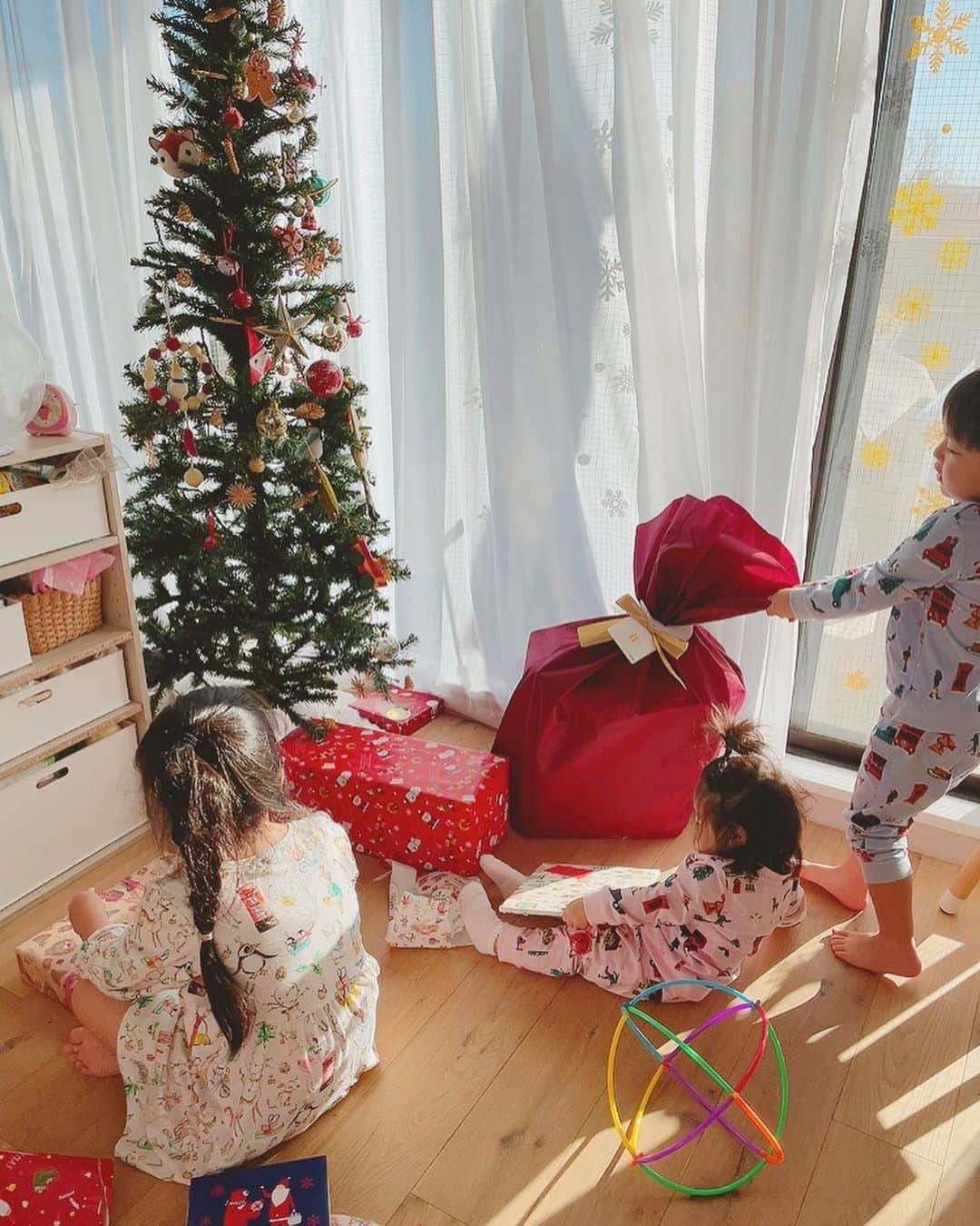 Qoo Bee Littleのインスタグラム：「🎄　🎁　🎄  サンタさんありがとう🎅🎁  1さいの姪っ子も今年からクリスマス楽しめてたね✨  子供たちと楽しく過ごしたクリスマス 来年はどう過ごしてるかしら🤩」