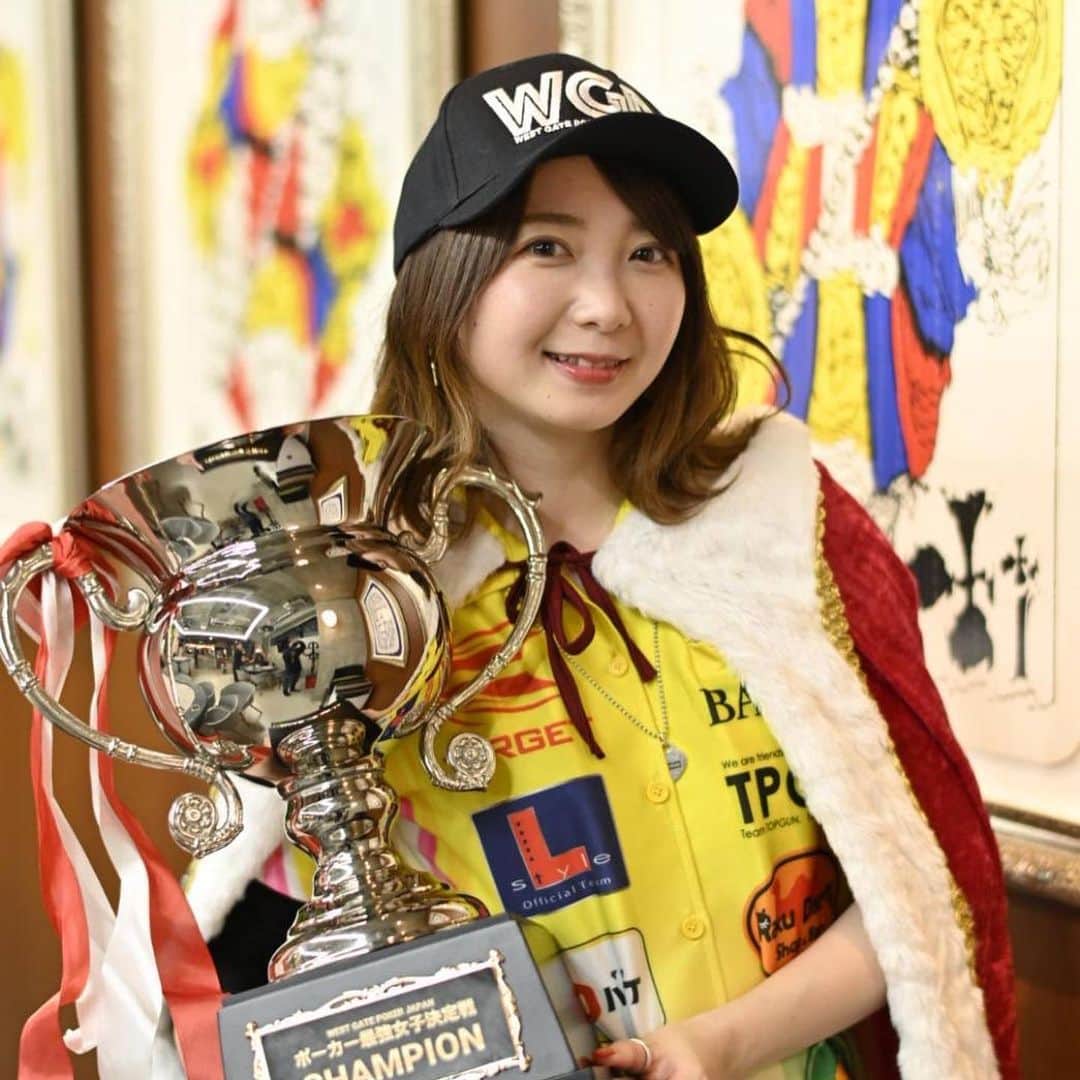 森田真結子のインスタグラム：「あまりにInstagramを更新しない1年だったので、後追いで更新。笑  2022.3.7 WGP第2回ポーカー女子最強決定戦で優勝しました🏆 (でっかいトロフィーは、運動会みたく優勝者の名前のリボンつける方式だから手元にはないよんー)  ダーツ業界背負って、ひとり私服ではなくユニフォームで戦いました❤️‍🔥 みんなが応援してくれて嬉しかった！  会場も、プレオープンの頃からお邪魔している、目黒エムホールデムで、知ってるディーラーさんもいる中ポーカーできて良かった〜💓 @mholdemmeguro   祝勝会も2回も開いてもらって、沢山の方に来て頂き、ありがとうございました！ (50エントリー超えてるから、ミスター麒麟児戦出れるじゃん。今年のが終わってから気づいた。)  @wgpokerjapan  @wgp_japangrandprix  #poker #ポーカー #ポーカー女子 #ポーカー女子最強決定戦 #wgp #wgpoker」