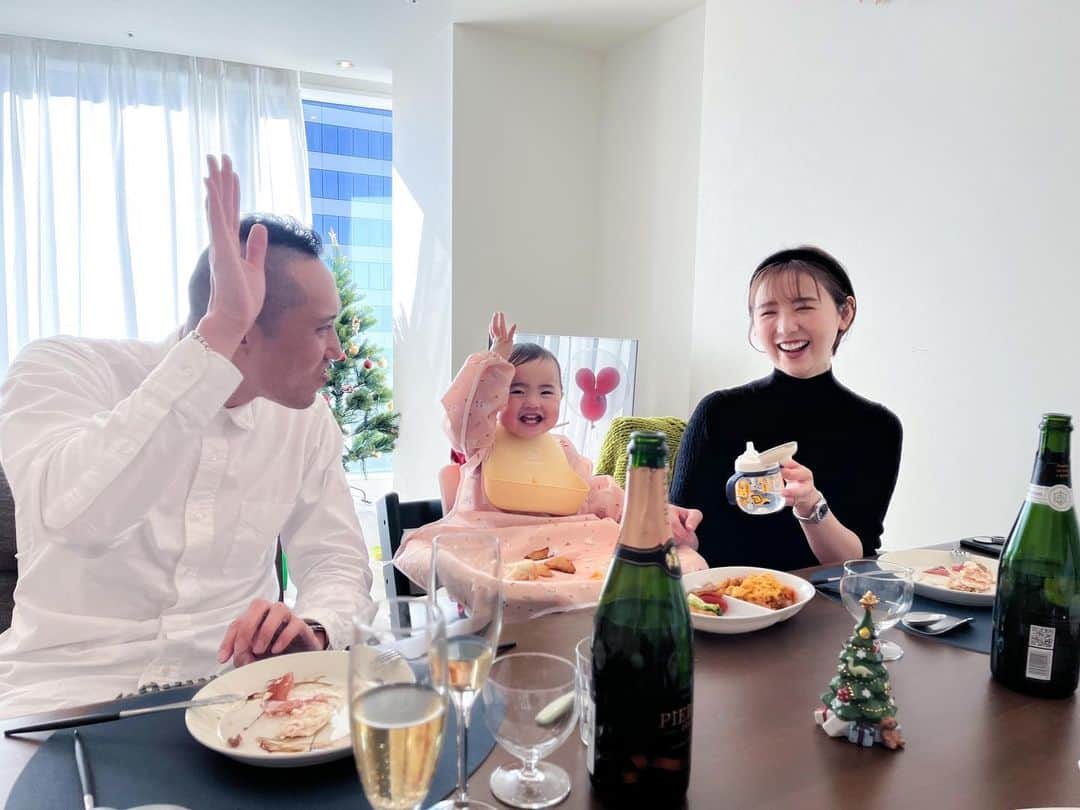 おのののかのインスタグラム：「今年も残すところあと１日！  娘も１歳２ヶ月になりました✨ (１歳過ぎると、何ヶ月とか本当気にしなくなる🤣)  ストーリーズで何度も弱音を吐いてますが笑 ごはんがあまり進んでません👶🏻🍴  だけどそれでも 身長80cmちょい、体重10.6キロ 言葉も少しずつ話せるようになってきました！  パパ、ママ(パパのほうは写真とか指差してパパって言う) トトロ(リモコン持ってきてトトロって言ってDVD見せてほしいと) かーいー(かわいい)、わい(こわい)、っこ(だっこ)、 にゃんにゃん、わんわん(ペット用品とか指さして言う) ないねー(ソファの下覗いて言う) ないない〜ばぁ！(いないいないばぁ)  などなど👏  もちろん食べないより食べたほうがいいけど、 こんなにちゃんと成長してるし、 食べないもんは食べないんじゃと あまり自分を追い込みすぎず ゆっくり娘と成長していこうと思ってます😌✨  ストーリーズで弱音を吐くたびに みなさんにたっっっくさんの アドバイスや励ましの言葉をいただいて🥹✨  全部紹介したいのですが たくさんありすぎて、中でもこんな言葉や アドバイスいただいたよ〜！というのを 紹介したいと思います🙏✨  ・食べない子は食べない！ ２人育ててるけど、全く同じ育て方なのに ２人目は全然食べない！ 親というよりその子によるので気にしすぎない  ・エプロンが机まで覆ってくれるやつ(楽天room載せときました) 使うと片付け楽だから盛大にやりたいように 食べてもらえる。使い捨てのシートを床に敷く。  ・大食いベビーが食べてるYouTube見せながら一緒に食べる  ・ブーっとやったときは無表情で 娘の口の前に手を持ってバリア。 ブーっを楽しくさせない。  ・多くを求めない。３口食べれば拍手くらいの気持ちで。  ・ベビーフードに頼りまくる。  などなど、、  ほかにも 今日は味噌汁お椀ごとカーテンに投げられて びしょびしょになりました、、 とかえげつないエピソードももらったり みんな毎日白目剥きつつw頑張ってるんだなって なんだか一人じゃないって元気でました🤣🤣🙏  本当にみんな優しすぎる、、🥹🙏❤️❤️ 本当に本当にありがとうございます。  ちなみに、ミルクをフォローアップにまだしてなくて😅  説明みると3回食になってからって書いてあって １日３回ごはんあげるけど、食べる量少ないし (全体で100g全然いかないくらい) どうなんだろうと、、？🧐  それと、離乳食とは関係ないけど 少し前に気に入らないことがあると 叩いてくるようになった娘。👶🏻👹  これにもアドバイスいただいて🙏✨  まずお気に入りのぬいぐるみを ぎゅっとしたり、なでなでするのを 一緒に遊んで覚えさせる。  叩かれたときに、痛いからなでなでして🥹 優しい〇〇ちゃんが好き、、🥺❤️  こんな感じを繰り返していたら 前より格段に叩かれることが減りました🥲✨✨  毎日悩みながらも、周りのみんなに助けられて 確実に成長する娘がいて、 本当に幸せな一年でした🥹🙏✨✨  と、まぁ めちゃくちゃ長くなりましたが 今年も一年ありがとうございました。🙏✨  みなさん、良いお年をお迎えください。✨」