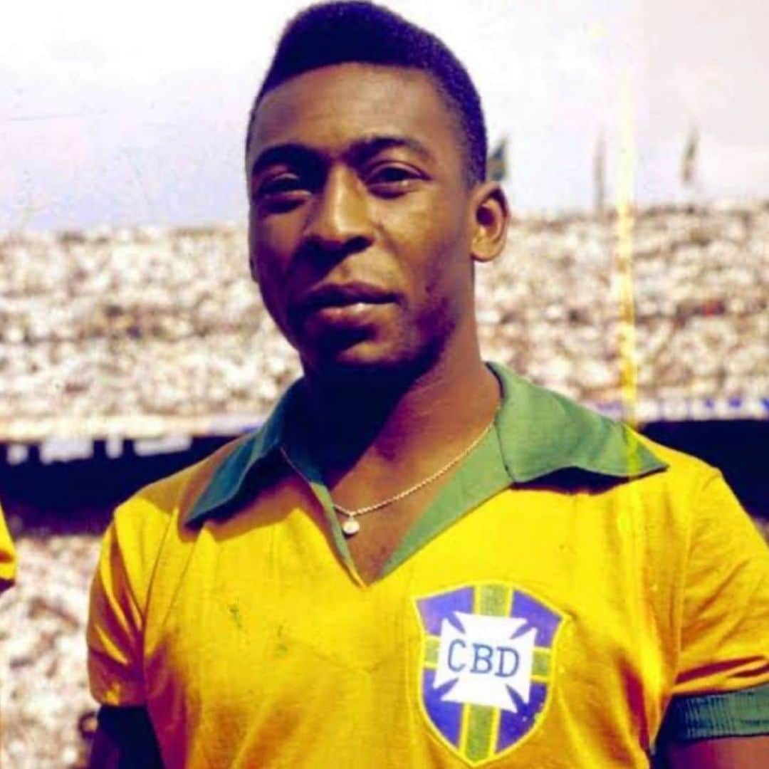 マルシオ・ラファエウ・フェレイラ・デ・ソウザのインスタグラム：「Pelé obrigado por tudo… Descanse em paz Rei, você encantou o mundo com sua magia em campo. 🟢🟡⚽️🖤🙌🏻😢」