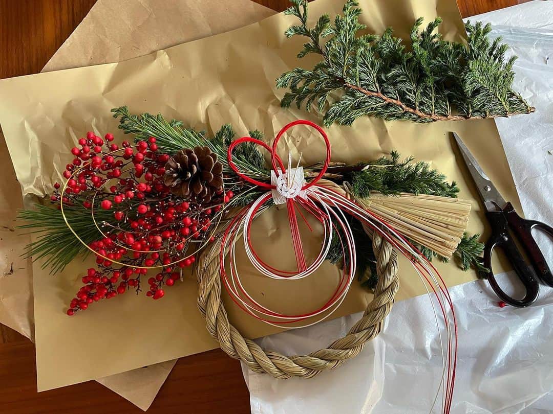 のインスタグラム：「お正月飾り🎍  今年はそこら辺で選んで 適当に自分でDIY🙆🏻‍♀️🎍  玄関開ける度に いい香りがするので やっぱり生で飾りたい。  とっても素敵なお花屋さんに出会って幸せでした。 来年も是非いらしてくださいって、おっしゃってくださって… 来年も行きますー！  佈置新春裝飾。  今年自己DIY⭐️  #お正月飾り #お飾り #注連繩 #跨年 #日本傳統文化 #japaneseculture #newyear #prepare #迎接新年 #diy #diycrafts」