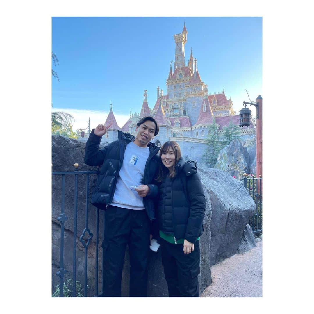 八坂芽依のインスタグラム：「毎年恒例になるであろう♡ 念願のディズニーランド🐭🏰❤️ いつぶり？ってゆーぐらい。 いつもはディズニーシー派なんです❤️ 今年は2人じゃなく、👦🏽親族といきました〜♡ 朝から並んで夜まで楽しかった☺️ 寒いと思って着込んでて正解笑 着太りしてるけど冬は仕方ない。笑  そしてそして、待ちに待った【美女と野獣】綺麗だったードレス👗💛 シンデレラより美女と野獣だな〜と。  . オフシーズン動かなくていいって なんか不思議🧏🏼‍♀️ と言っても一緒に動きに行ってます🏃‍♂️ 2022年も後少し。 たくさん更新しよーと🫰🏼🫰🏼 #ディズニーランド #夢の国🐭」