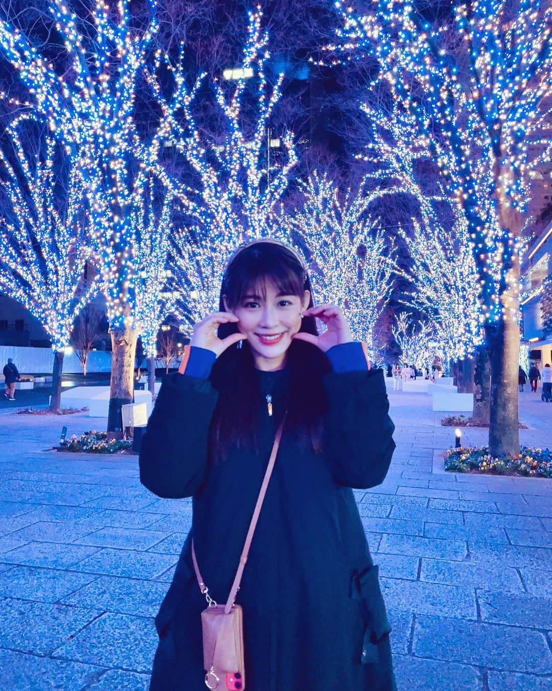 美馬怜子のインスタグラム：「ただいま、日本🇯🇵 ただいま、横浜🚢💕  久しぶりに日本に帰ってきました✨  大好きなみなとみらいをお散歩して、観覧車を見ながら美味しいハンバーグを食べられて、日本は素敵なところだなぁと再確認🥰❤️  マレーシアから来たから寒すぎてブルブル❄️だけど、年末年始をゆっくり過ごします😉💖  #みなとみらい #桜木町 #久しぶりの投稿 #実家最高 #一時帰国 #横浜グルメ」