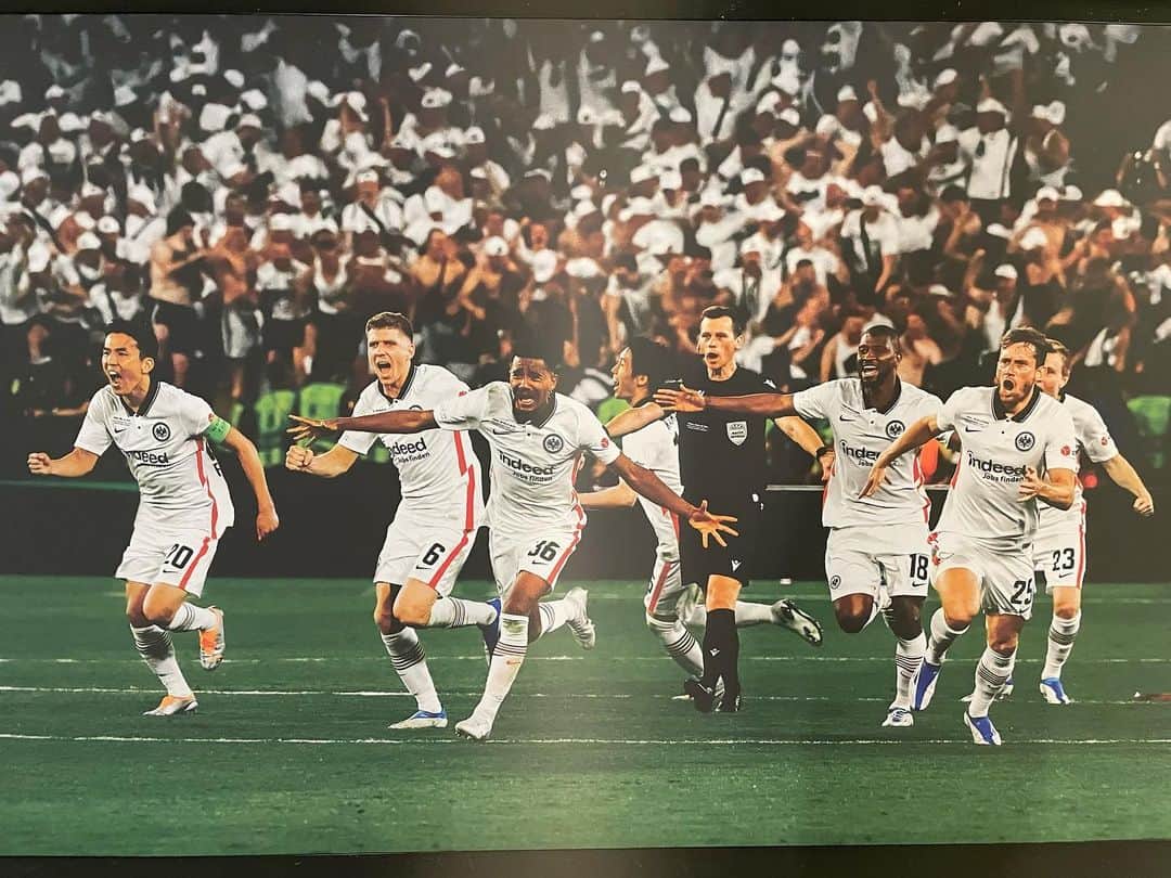 長谷部誠のインスタグラム：「*** Liebe Eintracht Fans!! 2022 war wirklich ein unglaubliches Jahr! Erst der Sieg in der Euroleague und dann das Erreichen der KO-Runde in der CL. Die Dinge, die wir gemeinsam mit Euch erreicht haben, werden mit Sicherheit in die Geschichte eingehen!! Dafür möchte ich mich aus dem tiefsten Herzen bei Euch bedanken!  Lasst uns 2023 auch zu einem großartigen Jahr machen!  Euer Makoto  2022年はヨーロッパリーグ制覇、チャンピオンズリーグ決勝トーナメント進出とヨーロッパの舞台で素晴らしい経験が出来ました。 そしてその旅路は2023年も続きます。 まずは2022年もありがとうございました。 良いお年をお迎えください！ @eintrachtfrankfurt」