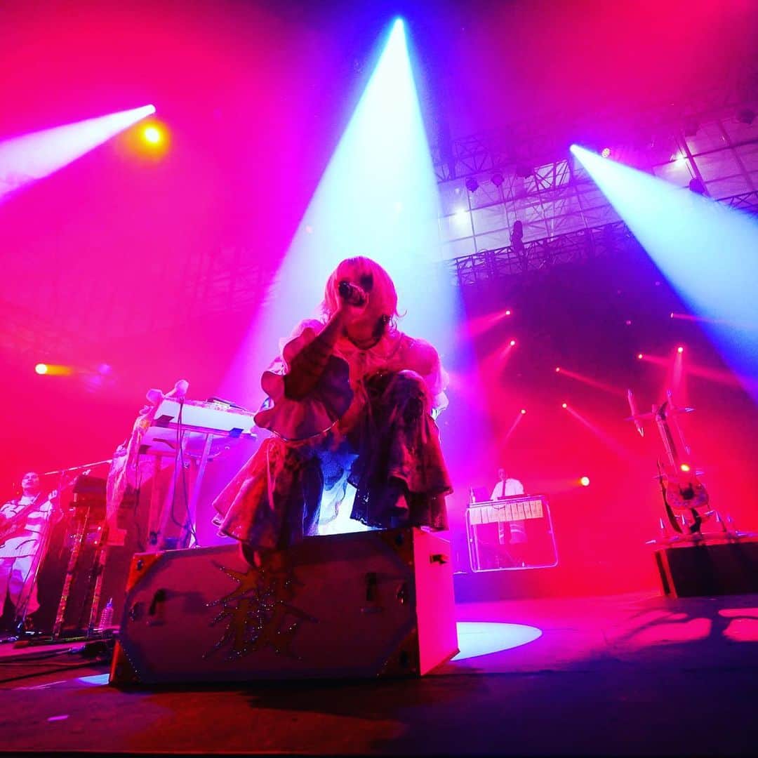 4s4kiのインスタグラム：「COUNTDOWN JAPAN 22/23   COSMO STAGE ありがとうございました！  2022年最後のライブ みなさんのおかげで最高でした🛸  セットリストプレイリストを公開しました　来年も水面下で動いております　おたのみみにね  jvcmusic.lnk.to/4s4ki_CDJ_2223  良いお年を💟」