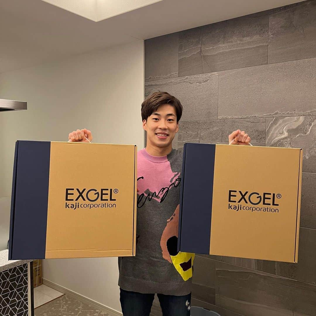 福住仁嶺のインスタグラム：「EXGEL様からクリスマスプレゼントが！🎁🧑‍🎄  こたつが大好きな僕にとって最高なアイテムです。 ありがとうございます！」