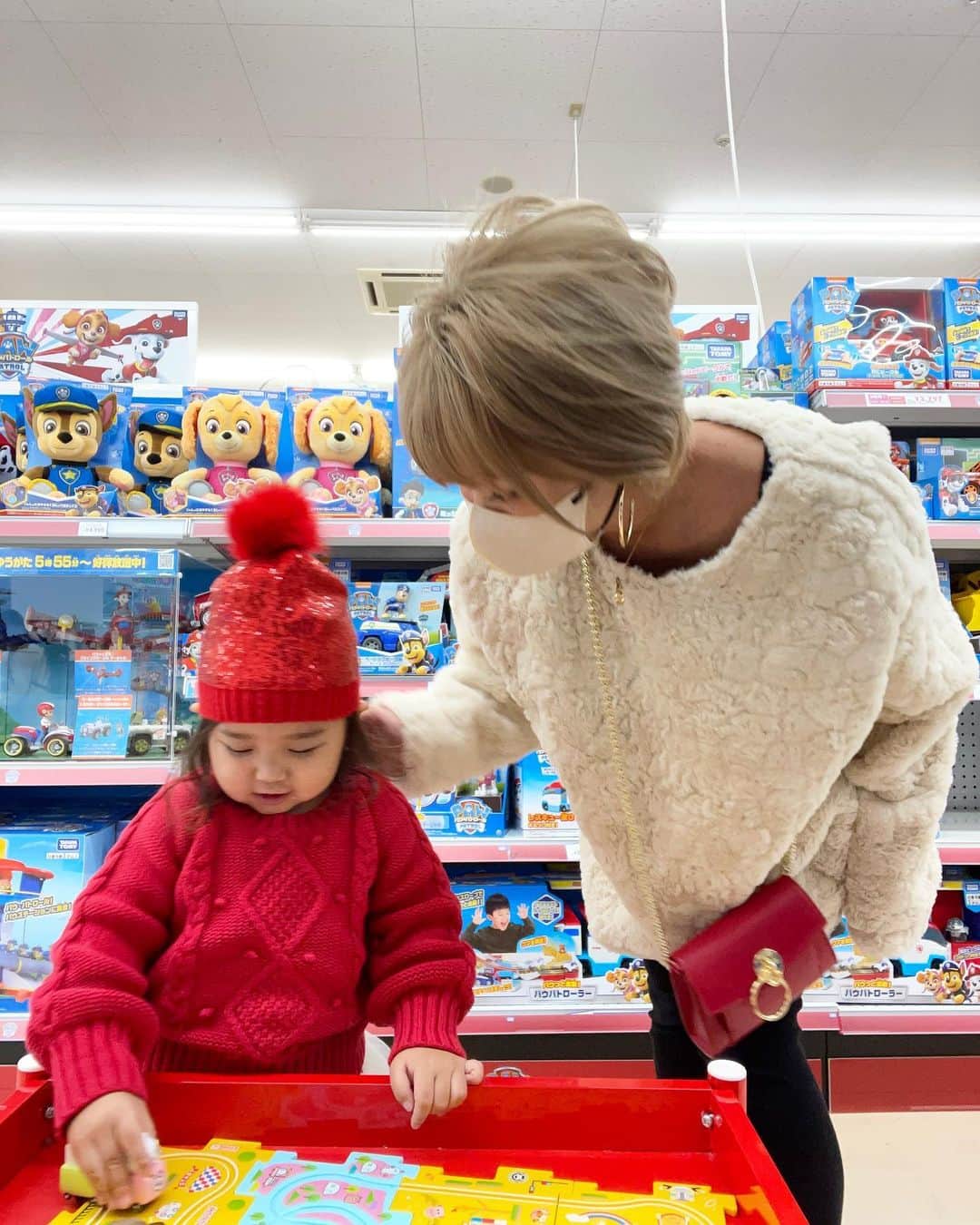 宮下美恵のインスタグラム：「クリスマスが終わると、6日後にはカウントダウン、更に5日後には娘の誕生日と、毎年ほんと慌ただしく気が付けばあっという間に1月10日くらいになってるのが、毎年の流れ✨ そして今年は成人式もあったりと👘✨✨✨✨✨✨  ここ数年はコロナとも重なり、けど私にとっては正直コロナ環境は大変とすら感じなかったくらい、コロナのような個人的環境ウイルスがほんとに悲惨で辛い事ばかりだったけど、、、 そんな中で、りったんの病気を知ったり、、、 なんだかもう、ほんと重なる時ってどうしてこんなにも重なるんだろうだったけど…  まるでコロナ環境が落ち着くと同時に、 私の環境も少しずつ戻りつつあった✨  相変わらず娘達と周りの友人らの笑顔に支えられ、今年は久しぶり心が穏やかに過ごせる年になっていた。  うさぎちゃん🐰はより穏やかに、良い事がありますように☺️ と言うか、、、良い事があるように自分が頑張れますように☺️✨  皆さま今年もありがとうございました☺️✨ 優しいフォロワーさんが沢山で、 会えるもんなら全員会いたいくらい😍😍😍😍😍😍😍😍😍😍😍😍😍😍😍😍😍😍 これほんとほんと❤️  ストーリーから質問もあったこのファートップスは mie's select新作です♡ 3色あるんだけど、ホワイト推し♡」