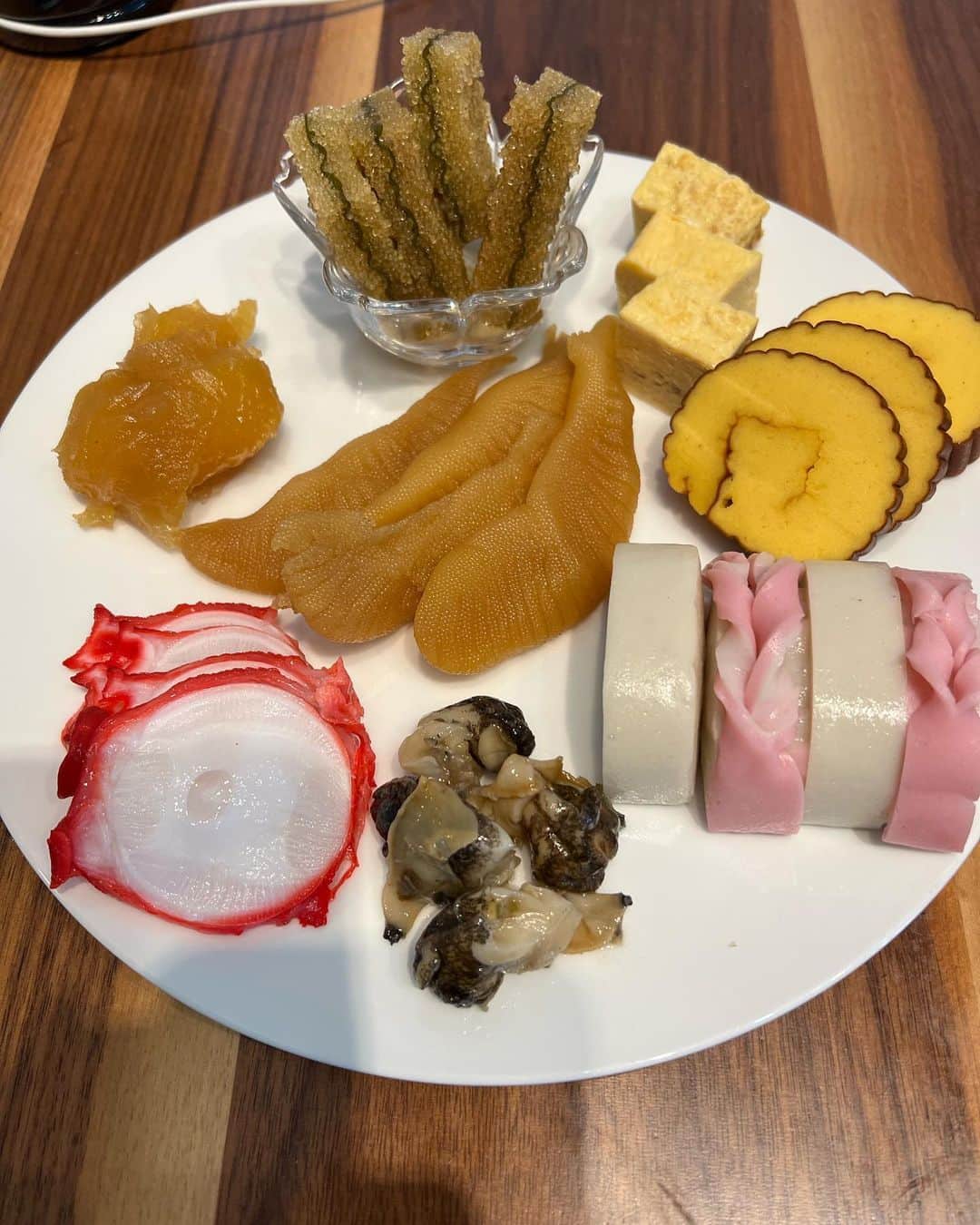 内山信二のインスタグラム：「正月スタート🎍  #フライングおせち料理 #正月は地方で仕事 #だから年内におせち料理を #食べる #子持ち昆布最強説」