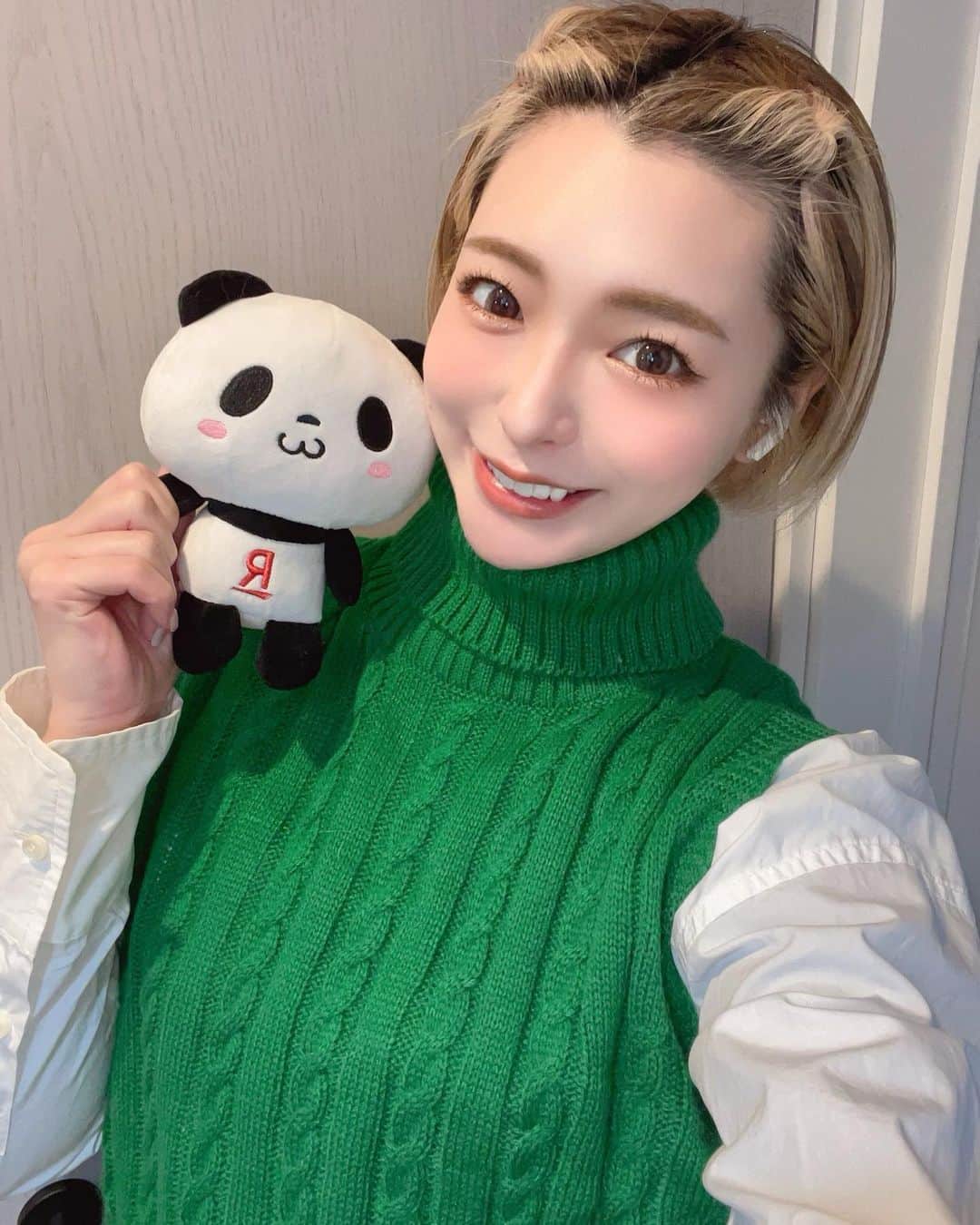 Hitomiのインスタグラム：「❤︎ 最近みんながやってる楽天モバイルにしてみたよ❤️ 私は本当お仕事でも生活でもいつでもどこでも 何するにも必需品のスマホなので📲 1番GB数多めのプランにしていて 毎月の携帯料金が高くてそれがずっと気になってて😞💦 どうにかコスト削減できないか 携帯ショップに相談に行ったくらいだったんだけど🌀 楽天モバイルにしてみたら 料金もデータどれだけ使っても 最大でも月2,980円(税込3,278円)なの❣️ ※公平なサービス提供のため通信速度制限する場合あり。 エリア外最大1Mbps。 通話料等別 無制限は楽天回線エリアのみ  契約も解除もWeb上で出来るし すごく簡単でびっくり🫶🫶🫶  いつでもどこでも街中だと快適にネットも使えるし 速度が遅くなる事もないよ🥰安心🤍  毎日必ずかかる料金が抑えられるのが 本当嬉しい、、、🥺💖 支払いにポイントも使えたりするし かなり便利でおすすめ😊🌼  #PR #楽天モバイル」