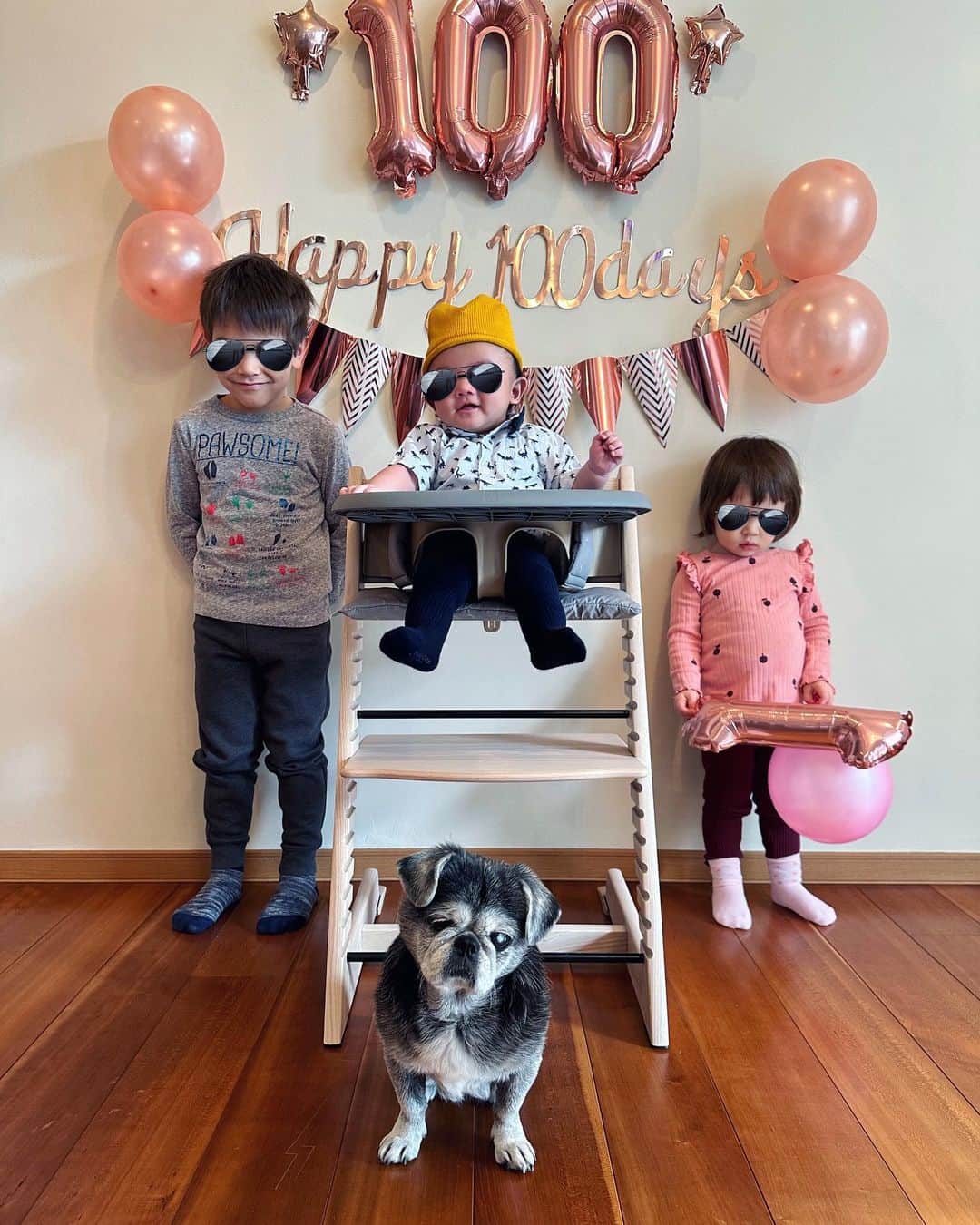 里海のインスタグラム：「生誕１００日🎈🎈✨ 従兄弟とお祝いしました🥰🥰 壁に風船貼り付けるのって 大変ですね…  本当はもっとたくさん風船あったんですが、全部萎んでしまいました…  失敗を繰り返し…４日かかって 結局Amazonで買い足しました😅  でも4人で揃って可愛い写真が 撮れたので 私は本望です🥹🥹🥹🥹  首に蝶ネクタイが付いてるのに 首が太くて巻けませんでしたw😂」