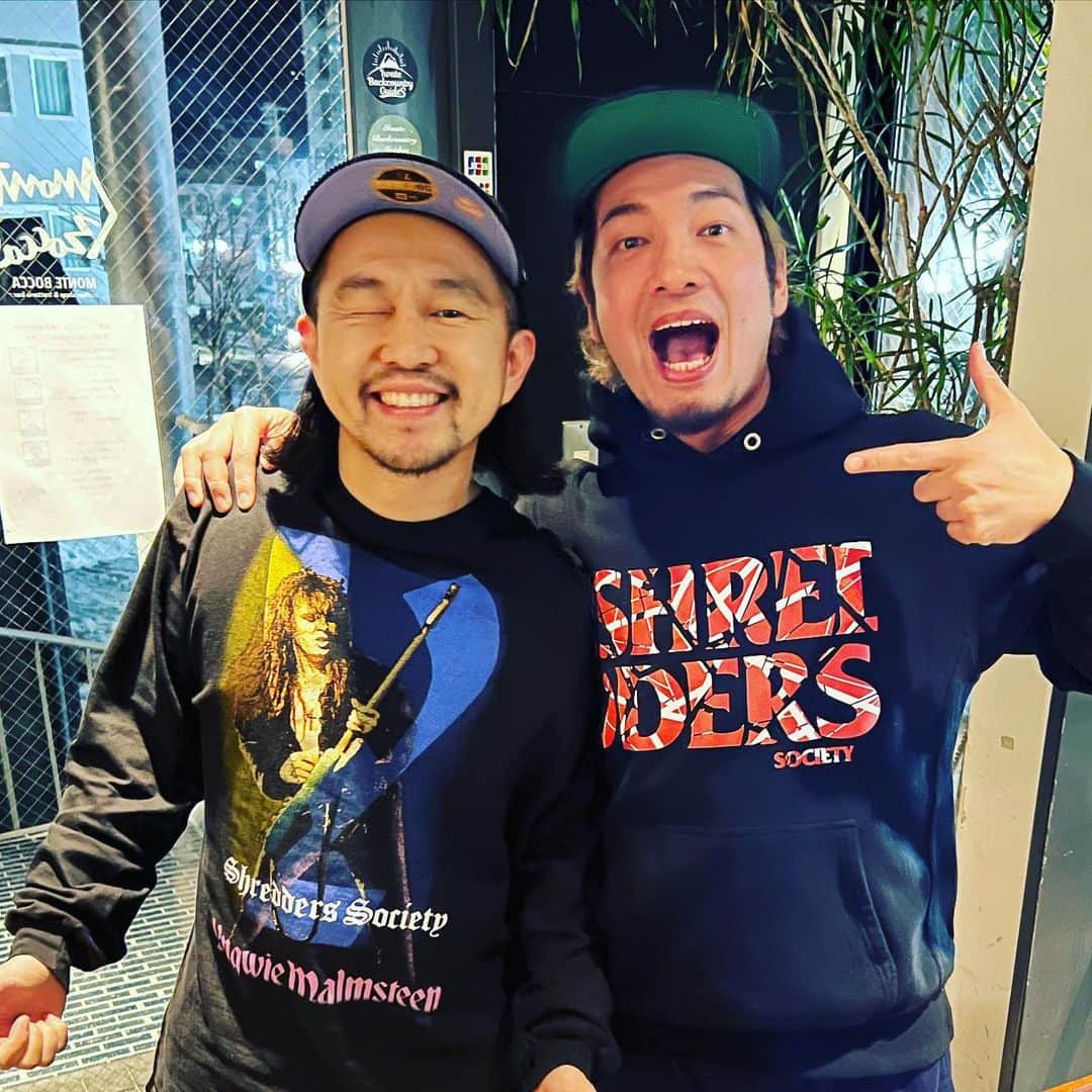 のインスタグラム：「21年前に渋谷のタワレコでPromise You聴いたその瞬間からずっと憧れの先輩、須賀さん🥺✨✨✨  おれが大学生の時にやってたバンドの初の自主企画@高円寺GEARに出てくれたdustbox、得体の知れないシャバ僧学生バンドのオファー快諾ありがとうございました🙏  今もこうやって現場で会えるのが本当に嬉し過ぎて🙌  #lowbrow #dustbox #リトルクボティ #オファー方法 #事務所直電 #若気の至り」
