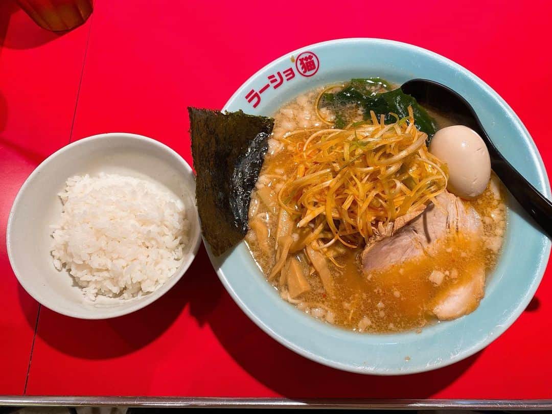 葉山カナのインスタグラム：「ずっと食べてみたかったお店のネギラーメン🍜 ラーショマルミャー🐱」