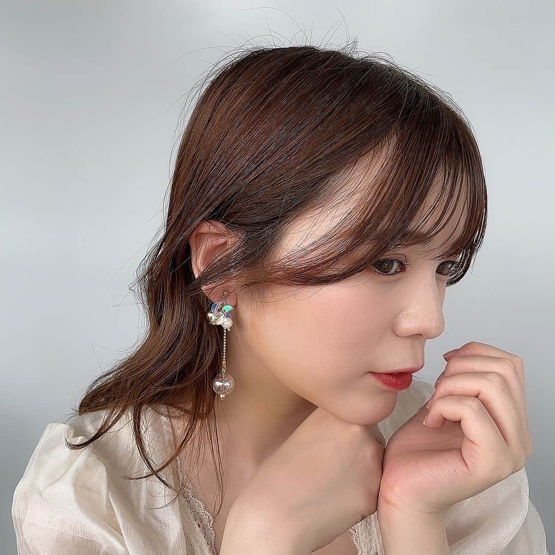 MERY ITEMのインスタグラム：「上品な可愛さの、アシメデザインアクセ🌿⁣ 【recommend item】⁣ ＜La fleur × MERY＞⁣ ⁣ “【La fleur】asymmetry bees charm”⁣ ⁣ オーロラのガラスビーズや淡水パール、ビーズ、スパンコールを使用した、⁣ 上品にキラキラと輝く大人可愛いピアス／イヤリング🪄⁣ アシンメトリーデザインで、こなれ感のあるオシャレなアイテムに仕上げました。⁣ ⁣ ￥2,800⁣ ⁣ 💡このアイテムが気に入った方は、 6枚目以降のオススメアイテムもあわせてチェックしてみてください♡」