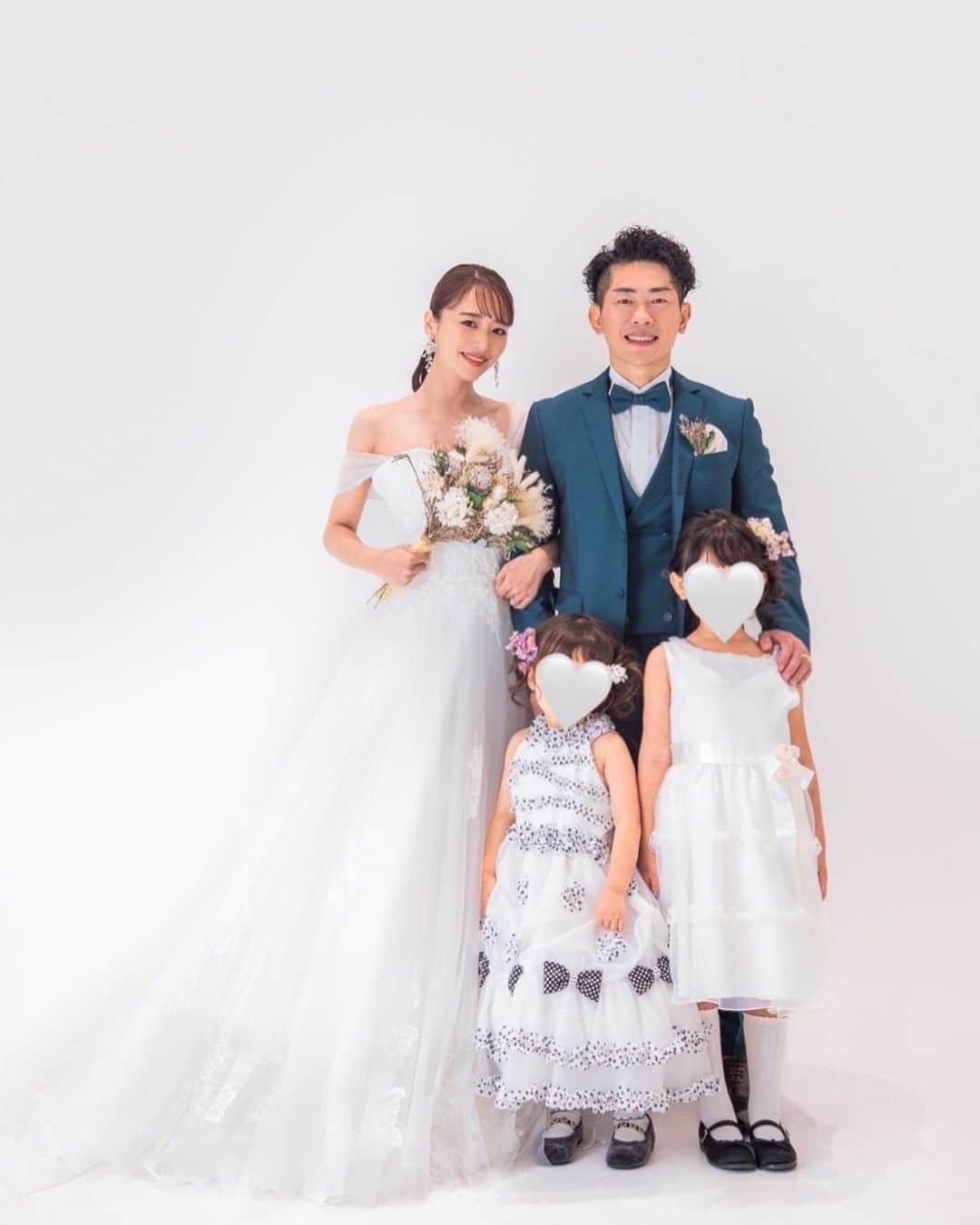 近藤千尋のインスタグラム：「2022年 ありがとうございました☺️💕 少し早めの、まとめ🥰✍️  今年は、ほんとに人生で1番充実していた一年で 仕事も家庭もバタバタでしたが 周りの皆様に支えられて 楽しく一年を終える事ができました🤍👍  新しいことに挑戦したり、 テレビのお仕事をたくさんさせて頂いたり… 夫婦で初めてのテレビCMをさせて頂いたり 不安よりも楽しいがたくさんあった一年❤️ (もちろん辛いこともあったよ)  娘2人も毎日喧嘩しながらも 結局仲良しな姉妹🥰笑  ひーぼぉくんとも相変わらず平和で 特に喧嘩することもなく (あんまり一緒にいる時間がなくてw) たまにデートもできたり いい距離感で過ごせたかなぁ💓😍  パワースポットにもたくさん行って 友達との時間も過ごせて🍷 1人でのリフレッシュ時間も取れたし、、 とにかく いっぱい働いていっぱい遊んだ❗️😍笑  来年は今年以上に ハッピーな一年になります(ように)❣️✨  来年も笑顔でいればどうにかなる精神でいきます！！  そして、 日本中、世界中のみんなが ハッピーが溢れて みんなに優しくなれますように💓🫶🏻  年末はまったり家族で過ごしています❤️ ひーぼぉくんはお仕事がんばれー✨✨」