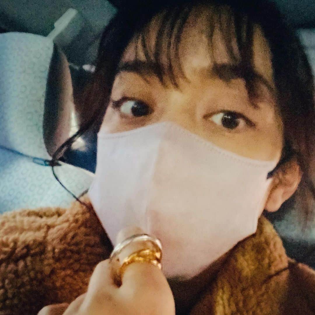 我謝レイラニのインスタグラム：「そーいえば前髪切った姿topに載せてなかったな〜っと(*´罒`*)もう1ヶ月ほどたってるけど。 前髪と仲良くできないと思ってたのに‥今回は仲良くやれてます🫶🏻むしろ、仲良しです(*´︶`*)笑 前髪切ってから〜なぜかスカート率多め。不思議だなぁ🤔 2wayだから〜前髪ありにもなしにも出来るから〜その日の気分で大丈夫🙆🏻‍♀️ しばらくは前髪アリの我謝で生活してみると決めた2022年の終わり。 #前髪作ったよ〜 #何ヵ月前髪を維持できるかな？ #前髪大好評✌︎ #おでこが少しだけ恋しい‥💔w」