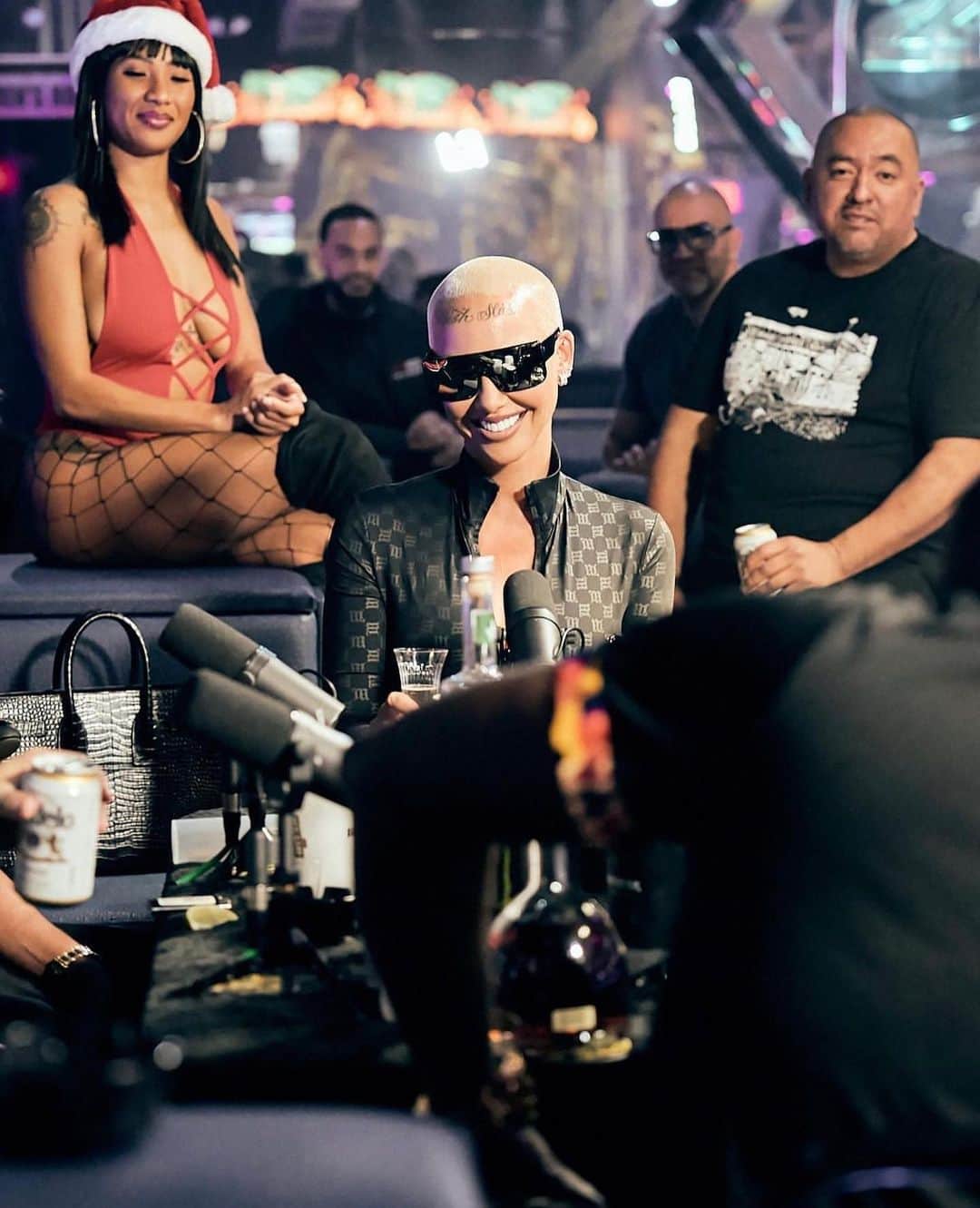 アンバー・ローズのインスタグラム：「Check me out on @drinkchamps Christmas special 🎄🎅🏽」