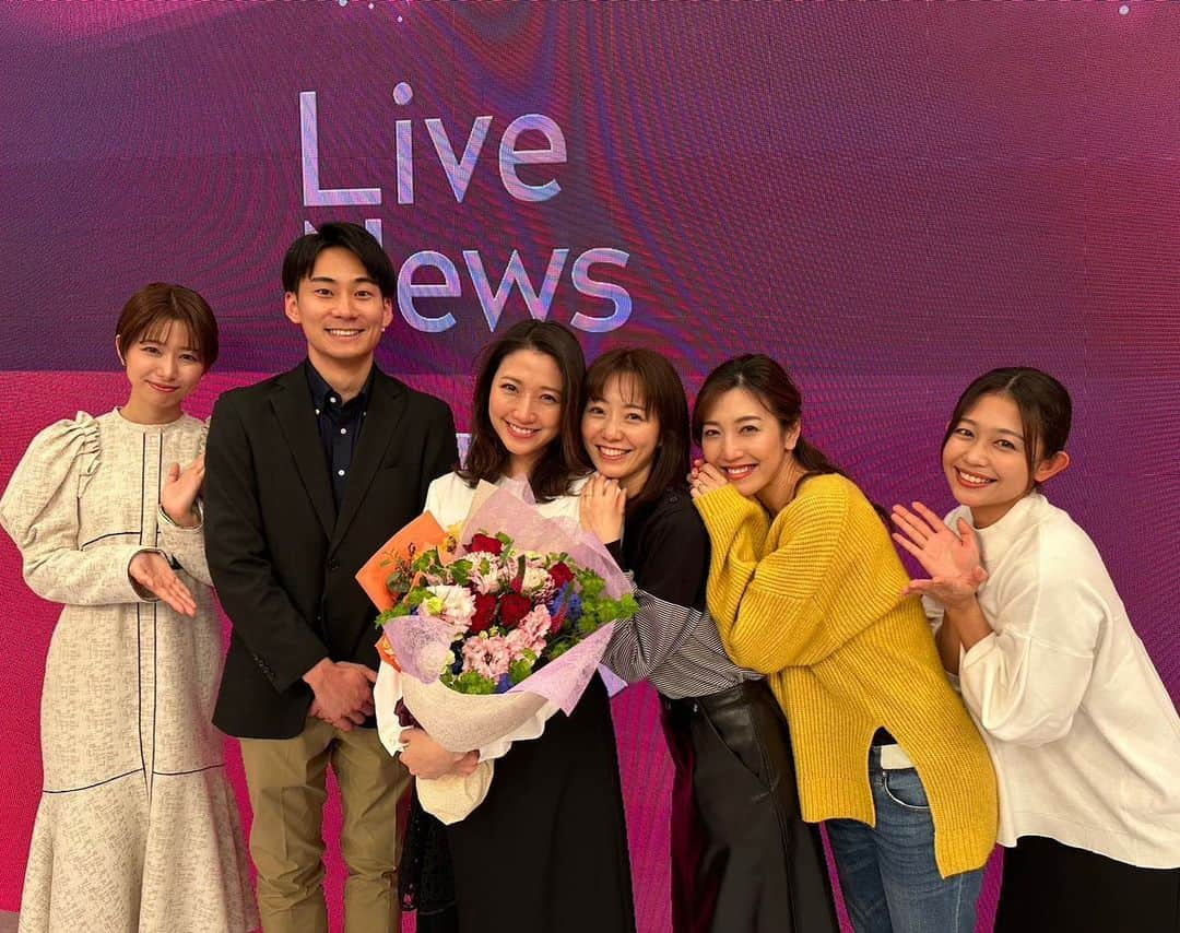 海老原優香さんのインスタグラム写真 - (海老原優香Instagram)「三田さんのLive News α最後の 「それでは」を聞いた途端、  温かい気持ちと、感謝と寂しさと、 いろんな感情が溢れてきて  涙が止まりませんでした🥹  尊敬する先輩と一緒にお仕事ができて、幸せです。 本当にありがとうございました❤️  お会いする度に大きくなっていくお腹の赤ちゃんと、 三田さんの笑顔に いつもほかほかハッピーをお裾分けしていただいています☺️  これからも、ますます幸せの輪が広がりますように💓  #三田友梨佳 #アナウンサー #livenewsα#卒業 #ありがとうございました#💐」12月30日 22時56分 - ebioffi