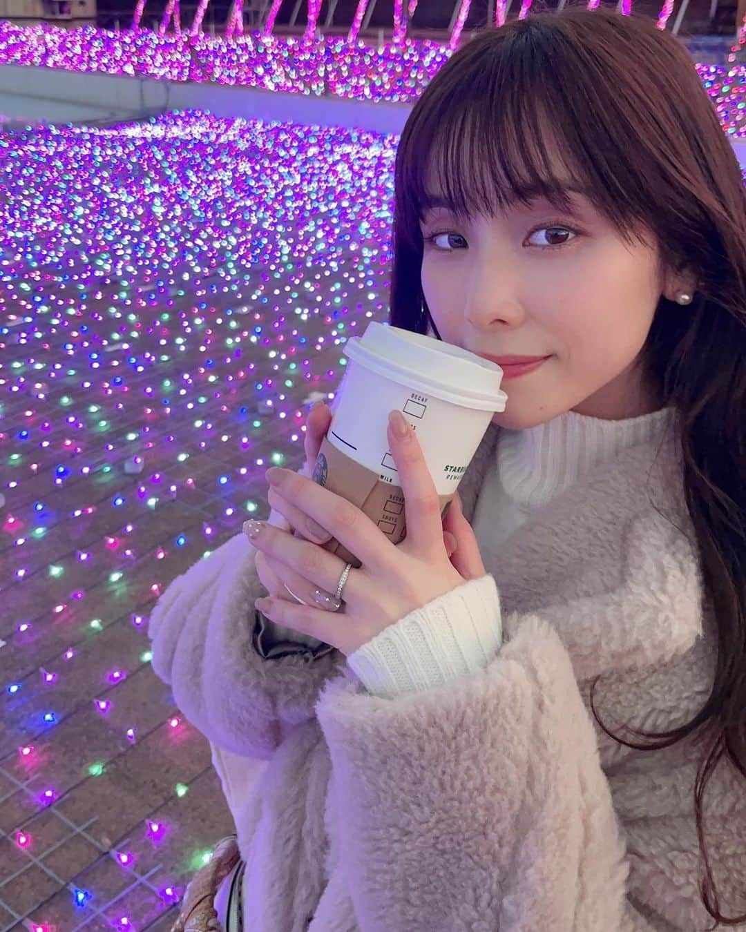 松雪彩花のインスタグラム：「今年も間もなく終わりますね。 締めくくりをキラキラさせる事で、一層「良い年だったな😌」と思える…気がする…  私にとっては変化の大きい、静と動が常に同居するような、、そんな一年でした。 SNSの更新率の悪さには拍車がかかりました…ぐぬぬ… それでもいつもあたたかいコメントをありがとうございます🥰  お正月のために用意したお餅をフライングして食べるくらいには元気に過ごしております。  みなさまにとってはどんな一年だったでしょうか。 さまざまな思いがあるとは思いますが、もうそこまでやってきている2023年。 どうぞ良いお年をお迎えください🌹  インスタで何か飲みがち、横向きがち。ふふ」