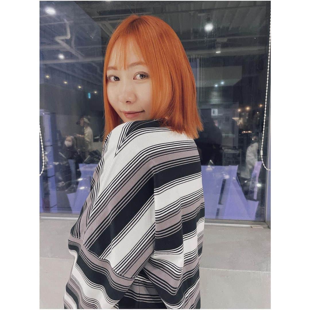 小口桃子のインスタグラム：「🍊🧡🍊🧡 ⁡ お正月休みの少しの間だけオレンジヘアです🍊 今年はゆっくりお家で過ごす予定なので完全に自己満💭  2022年もあと1日 良いお年をお迎えください♡」