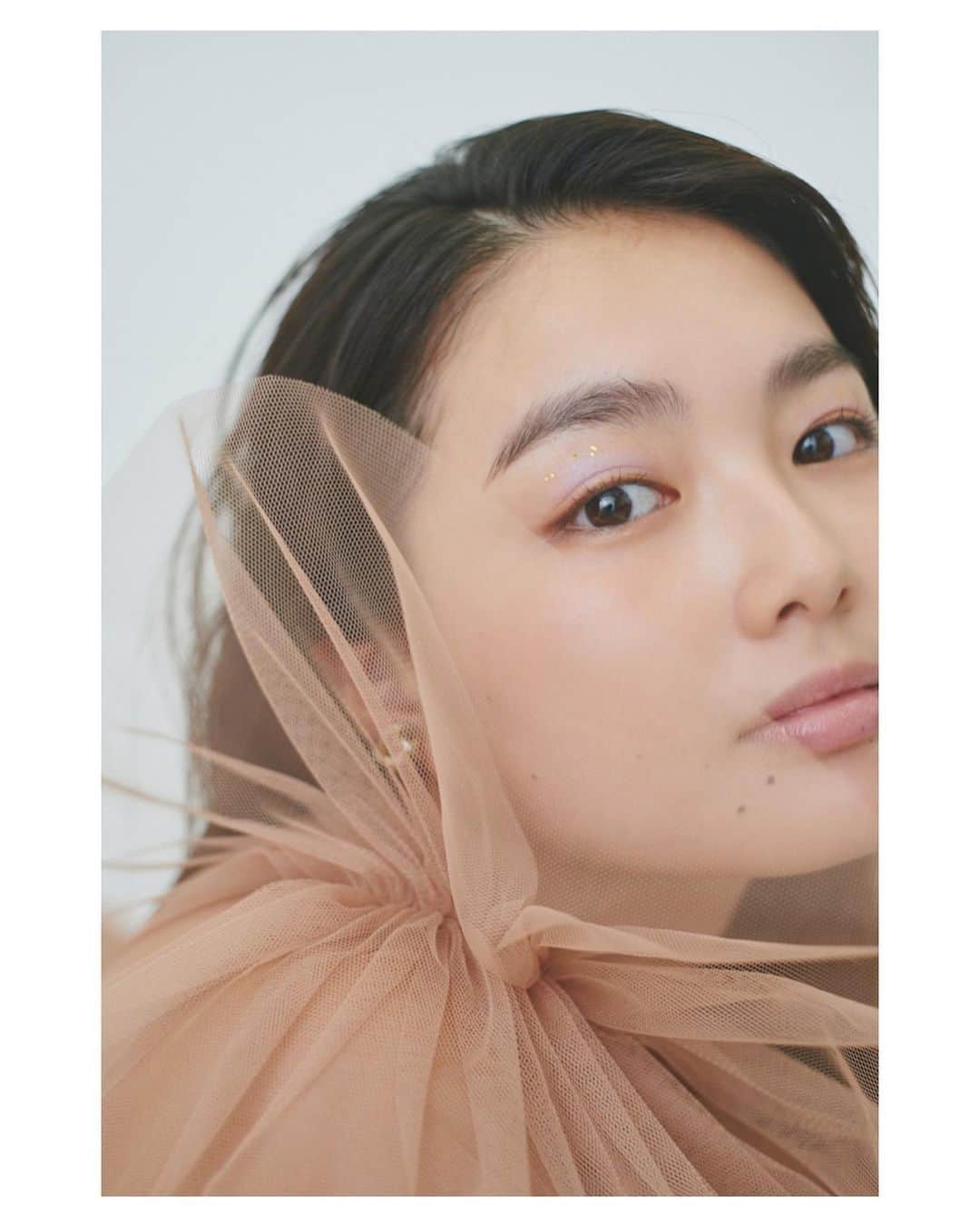 のインスタグラム：「2022.ありがとうございました*ﾟ  今年も支えられて成長できた1年でした。 一般常識含め、知らなかった事たくさん知れました✌︎·͜·  でもそれを覚えてないと意味がないから ちゃんと書き留めるようにしてます📖  世間は狭い とか、広い とかよく言うけど 結局どっちなんだろうって思ってたけど それは時と場合によって違って 私が生きた2022年は、『広い』な〜って思うことが多かったです。 知らない世界がたくさんあるな〜って。  でも2022年はやってみたかった事もできて楽しかったし、自分の好きなこと・嫌いなこと 得意・不得意 など 自分自身についても知れたかなって思います  HSPというのを知れたのも自分の中では大きかったし、少しだけ強くなれた気がします。 ファンでいてくださる皆様にも 仲間がいるし わかってくれる人がいるから 心の支えになっています*ﾟ  たぶん、目の前から壁がいなくなることはないけど、薄い壁を少しずつでも乗り越えて前に進めるように 頑張ります*ﾟ  ずっと応援し続けてくださっている皆様には感謝してもしきれません 何かをきっかけに知ってくださる方をどんどん増やしていけるように ひとつひとつのお仕事とちゃんと向き合って頑張ろうと思います。  2023年もいっぱい楽しむ！！♡  📸 @eri_krmc  💄 @yumiiii16m  👗 @okamoto_81   作品撮りありがとうございました︎☺︎♡」