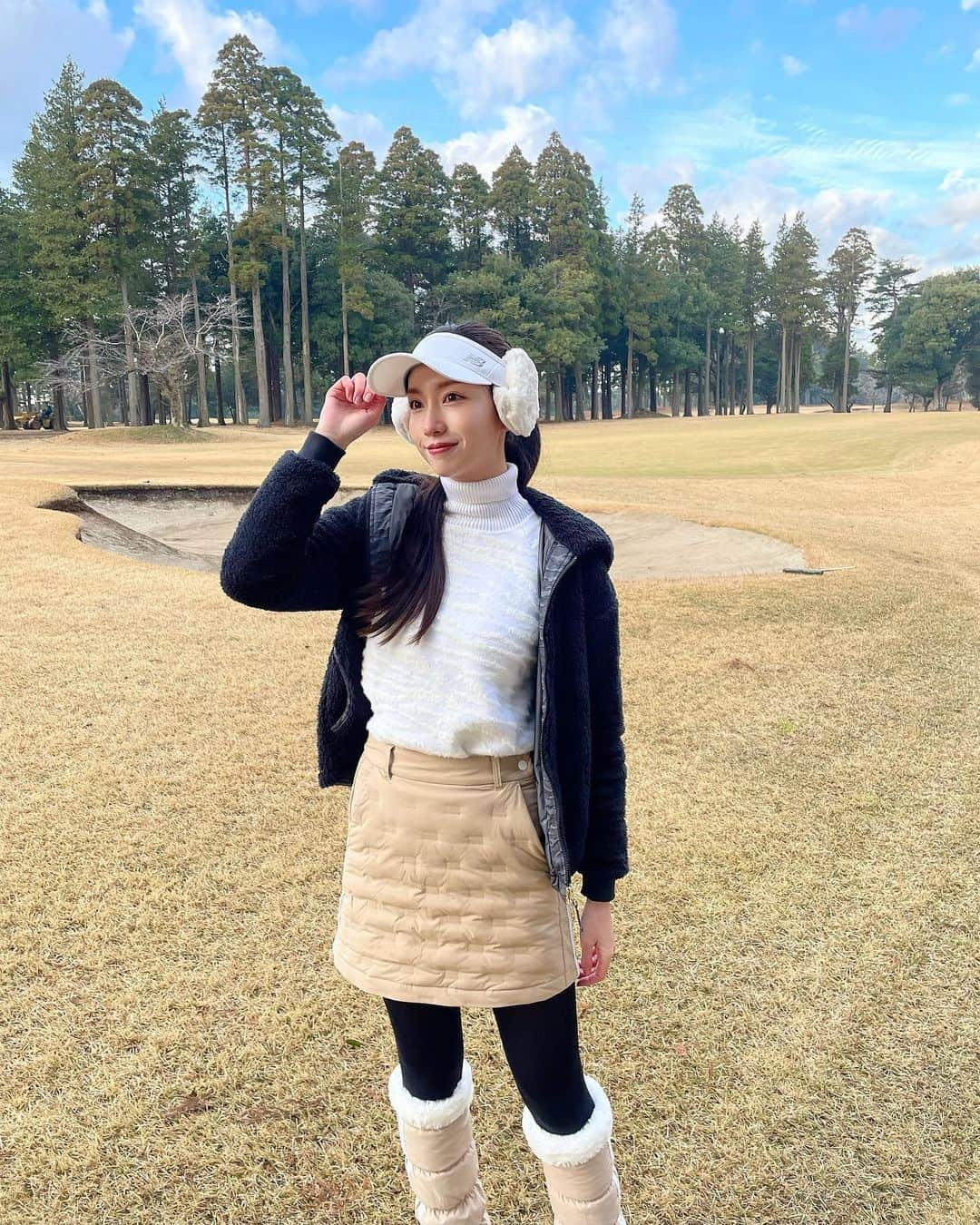 中島亜莉沙のインスタグラム：「ゴルフ納めはままとツーサムゴルフ⛳️ 最終ホールはパーで終われたので 綺麗に納まりました笑  もこもこコーデ @newbalancegolf_japan  レッグウォーマーってこんなにも 暖かいし可愛いのね🫶🏻  みなさま素敵な年末を☺️‼︎  #明後日の方向見がち   #newbalancegolf #golf #golfwear #golfswing #sports #coordinate #ootd  #ゴルフ #ゴルフシューズ #ダウンジャケット #冬ゴルフ  #親子ゴルフ #ゴルフ女子 #スポーツ女子 #ゴルフウェア #スポーツウェア #コーデ紹介 #ゴルフコーデ #ベージュコーデ #袖ヶ浦カンツリー #골프　#골프여자　#尔夫球 #高尔夫」