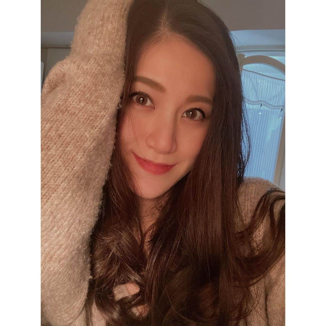 小川麻衣子さんのインスタグラム写真 - (小川麻衣子Instagram)「♪ . 2022年もありがとうございました🙇🏽‍♀️ 今年はBMWに復帰してー そして5月に結婚してー 7月に妊娠してー 神奈川県民から東京都民になってー ととても濃い1年になりました😎 去年の今頃自分がこうなっているなんて想像もしてなかったな🤔 残り2ヵ月ちょっとで産休入ってしまうけど、また今の職場に戻れたらみんな遊びに来てね🤭 . 残りわずかのマタニティーライフを楽しみながら頑張りたいと思います😝 . 2023年もよろしくお願い致します🥳 大好きな曲を貼り付けてみた💖 .  #トレーニング女子 #筋肉女子 #筋トレ女子 #フィットネスライフ #トレーニング #training #fitness #fitnessgirl #피트니스 #피트니스모델」12月30日 23時50分 - maiko_ogawa