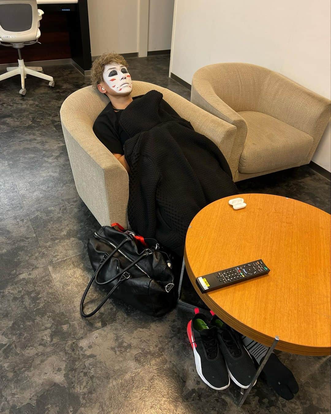 樽美酒研二さんのインスタグラム写真 - (樽美酒研二Instagram)「仮眠して､､ もうひと仕事。。  頑張りもす（´-`）.｡oOおやすみなさい🌙💤」12月30日 23時51分 - ketsu.no.kamisama