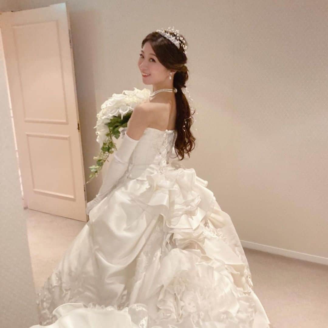 風凛水花さんのインスタグラム写真 - (風凛水花Instagram)「2022年も残り僅かとなりました😊💕 家族で過ごす冬休みを満喫しています⛄️ 今年の思い出写真、是非お付き合い下さい😌🙏 春に挙式、披露宴を挙げさせて頂きました🥺🌸 初めて来たウェディングドレス👰‍♀️✨✨ 素敵なヘアメイクは @_chitchikichi ちゃん😍❤️ 写真撮影は @airi__oto ちゃん😍❤️ 皆さんに支えて頂き、最高に幸せな花嫁となる事が出来ました😊🙌 改めてお祝いの気持ちを頂戴し、ありがとうございました🙇‍♀️  2022年は、妻として母として新たな一歩を踏み出すことが出来ました😌 支えて下さる皆様に感謝の気持ちでいっぱいです❣️ 来年も毎日を大切に歩んでいきたいと思います😊  楽しいお正月をお迎え下さい😊✨✨  #2022 #ウェディングフォト」12月30日 23時53分 - furimizuka