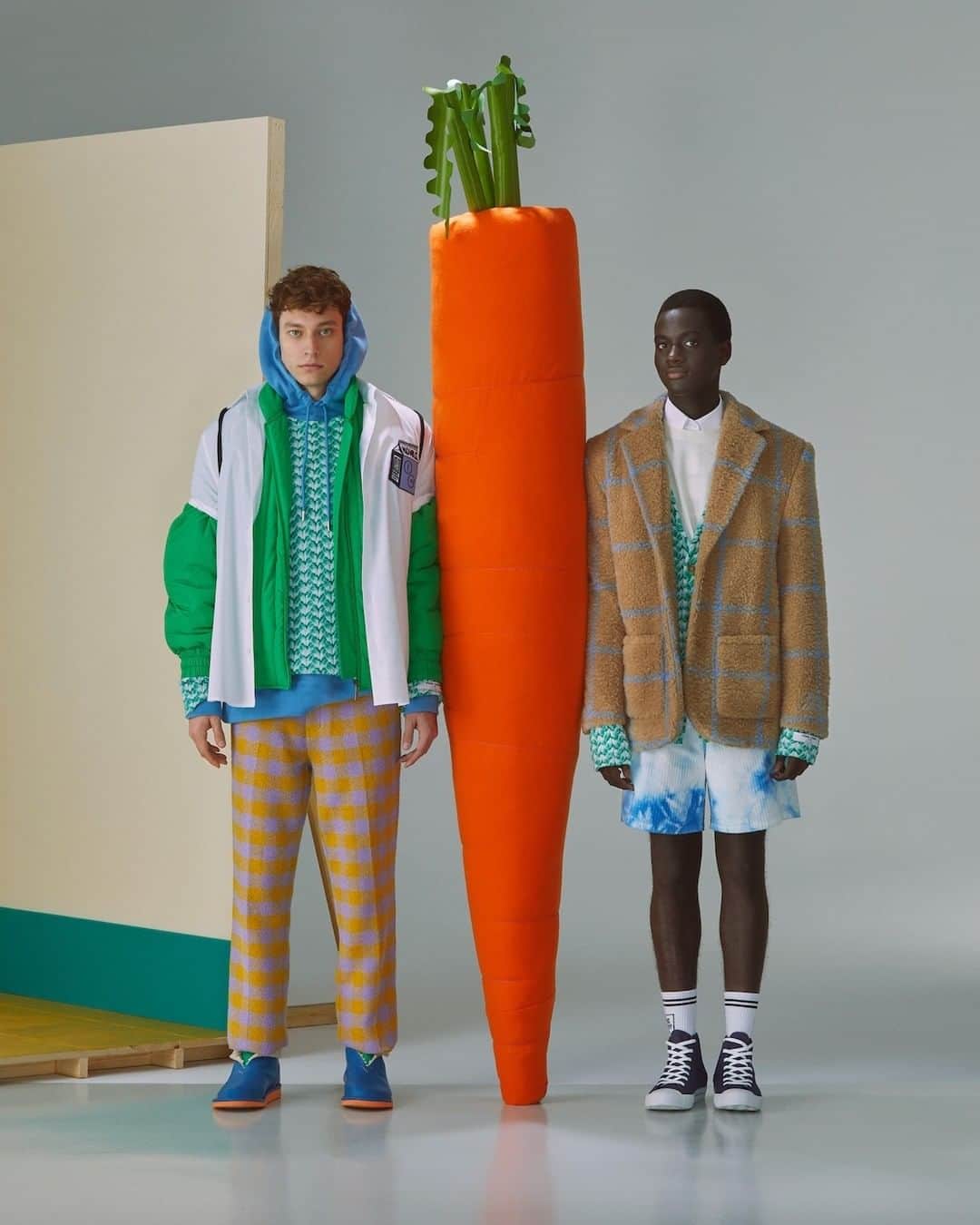 オープニングセレモニーのインスタグラム：「Opening Ceremony Fall / Winter 2022 🥕   Photo by @pietro_cocco Styling by @johannabouvier_ Set Design by @steiner_wolinska」