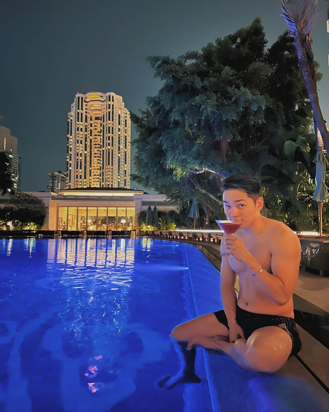 広海・深海さんのインスタグラム写真 - (広海・深海Instagram)「@mo_bangkok   #年末年始みんな何してるんだろう #ネコズに早く会いたいなぁ #もうすぐ仕事終わるはず」12月30日 15時14分 - twins_tokyo