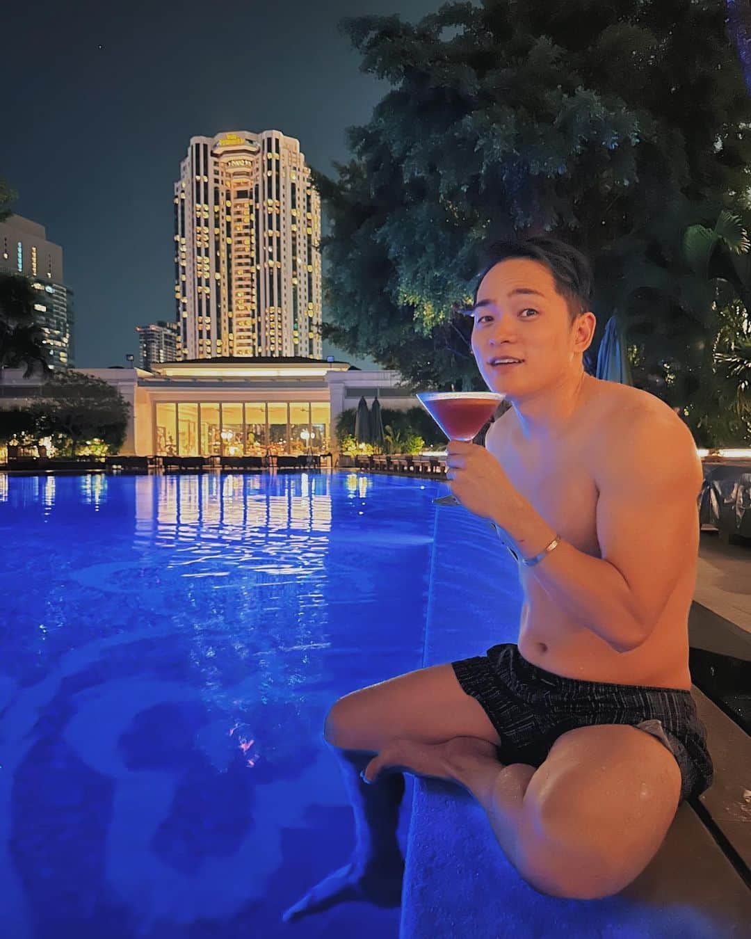 のインスタグラム：「@mo_bangkok   #年末年始みんな何してるんだろう #ネコズに早く会いたいなぁ #もうすぐ仕事終わるはず」