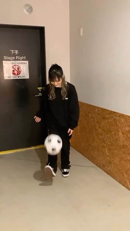 のインスタグラム：「LIVE本番前のアップ⚽️(笑) 球技全般センスなし🙃🤷‍♀️」