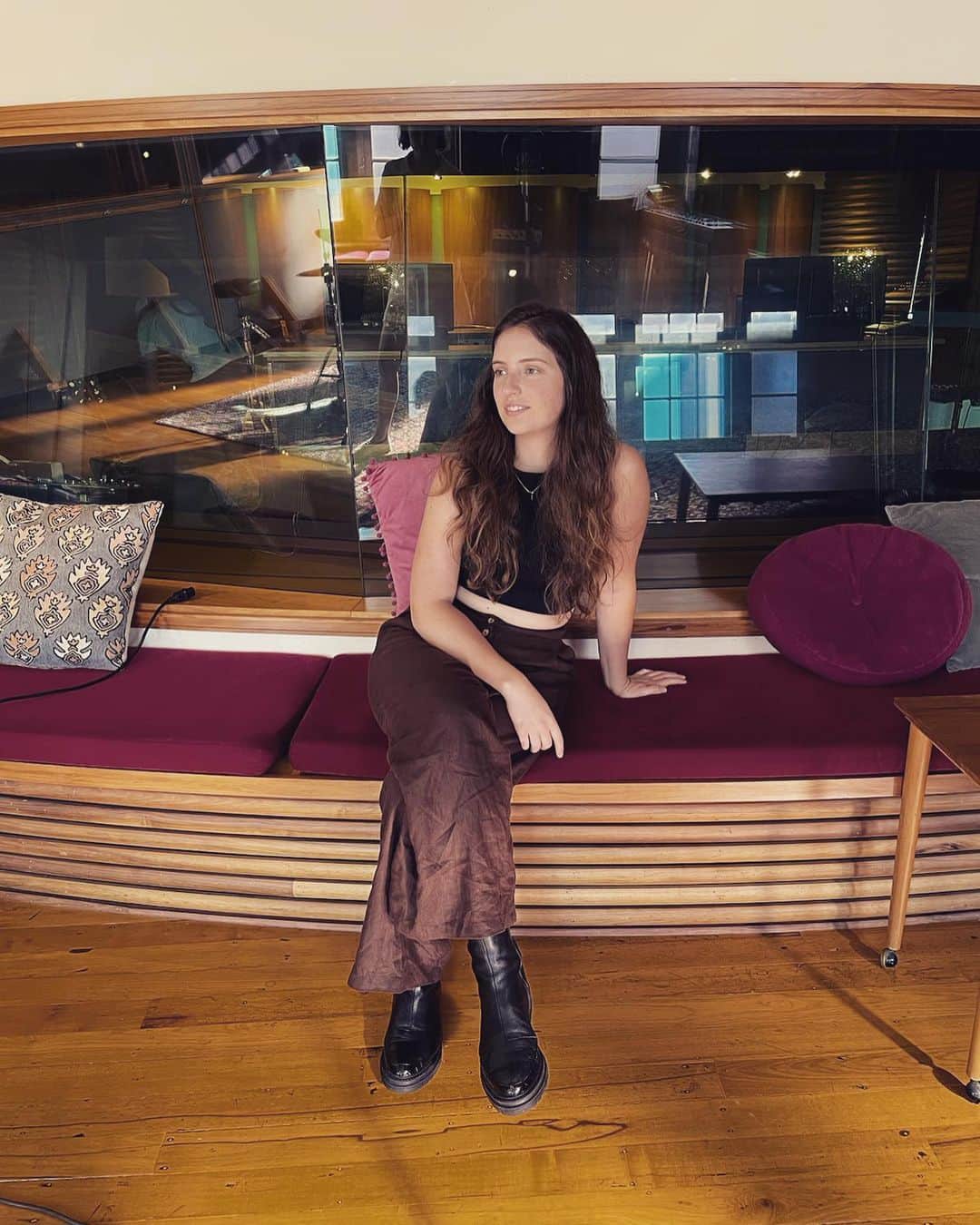 ヘイリー・ウェステンラのインスタグラム：「Best team. Back to work. Merci @emilywsaudio ❤️🌹」