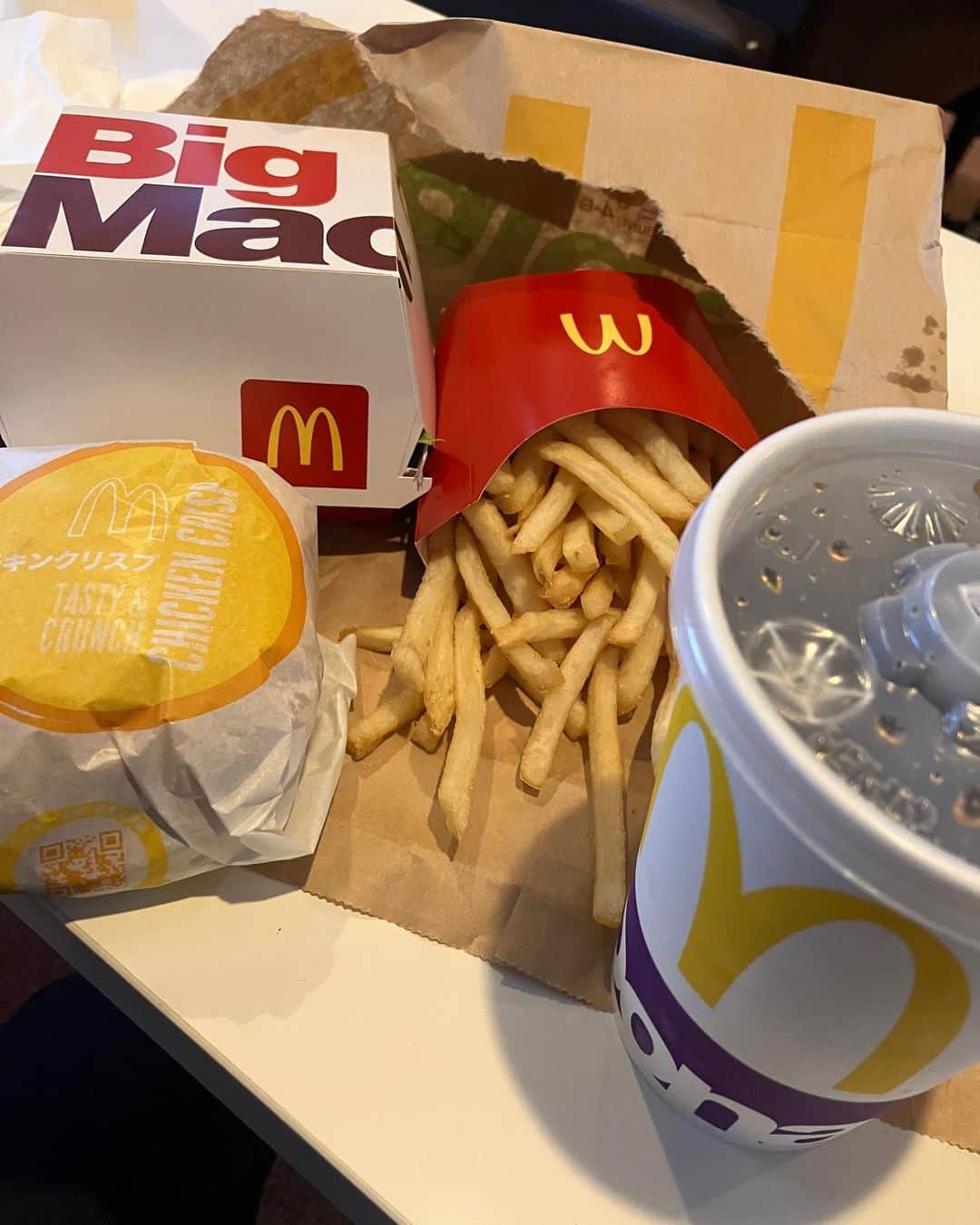 宮戸洋行のインスタグラム：「有楽町にてマクド納めです！今年はライス関町さんからチキンクリスプが買えることを教えていただき、さらにマクドライフが充実しました！お世話になりましたm(_ _)m来年もよろしくお願いいたします！」